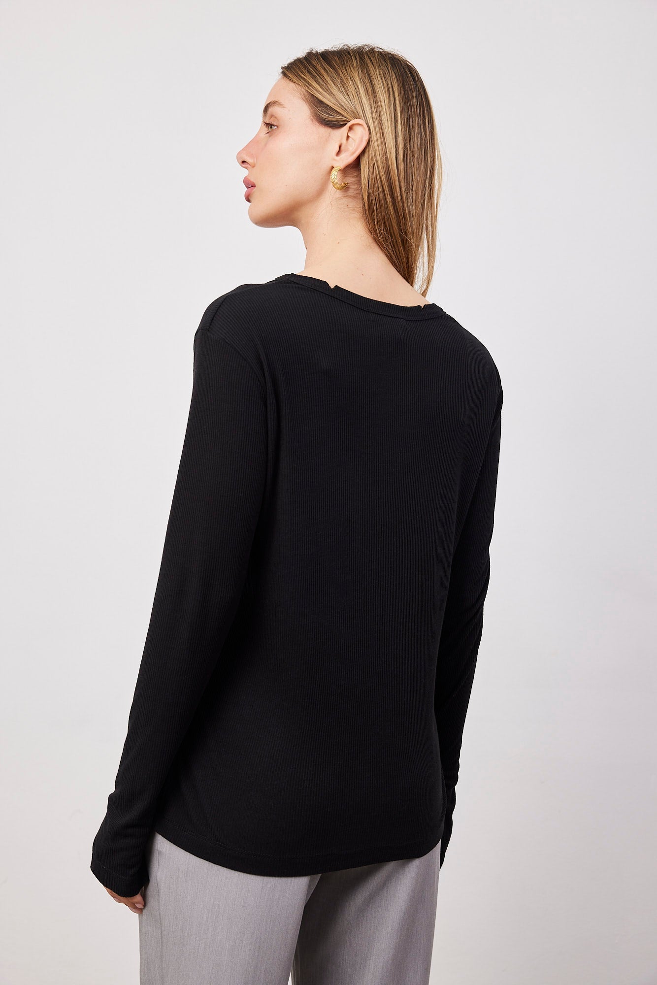 חולצת וי בד רך בסיומת פרומה - ITAY BRANDS