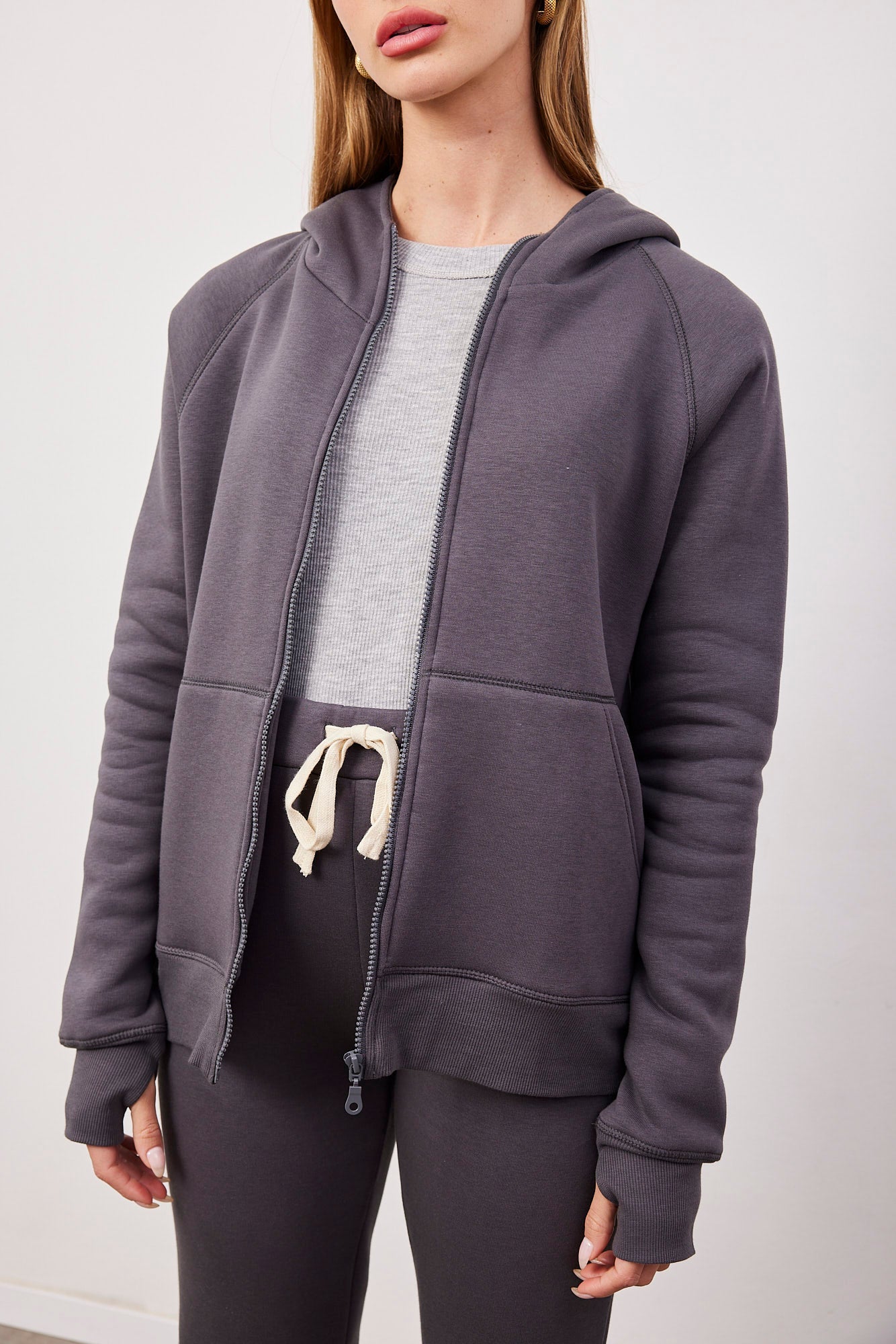 חליפת קפוצ׳ון עם שרוול כפפה - ITAY BRANDS