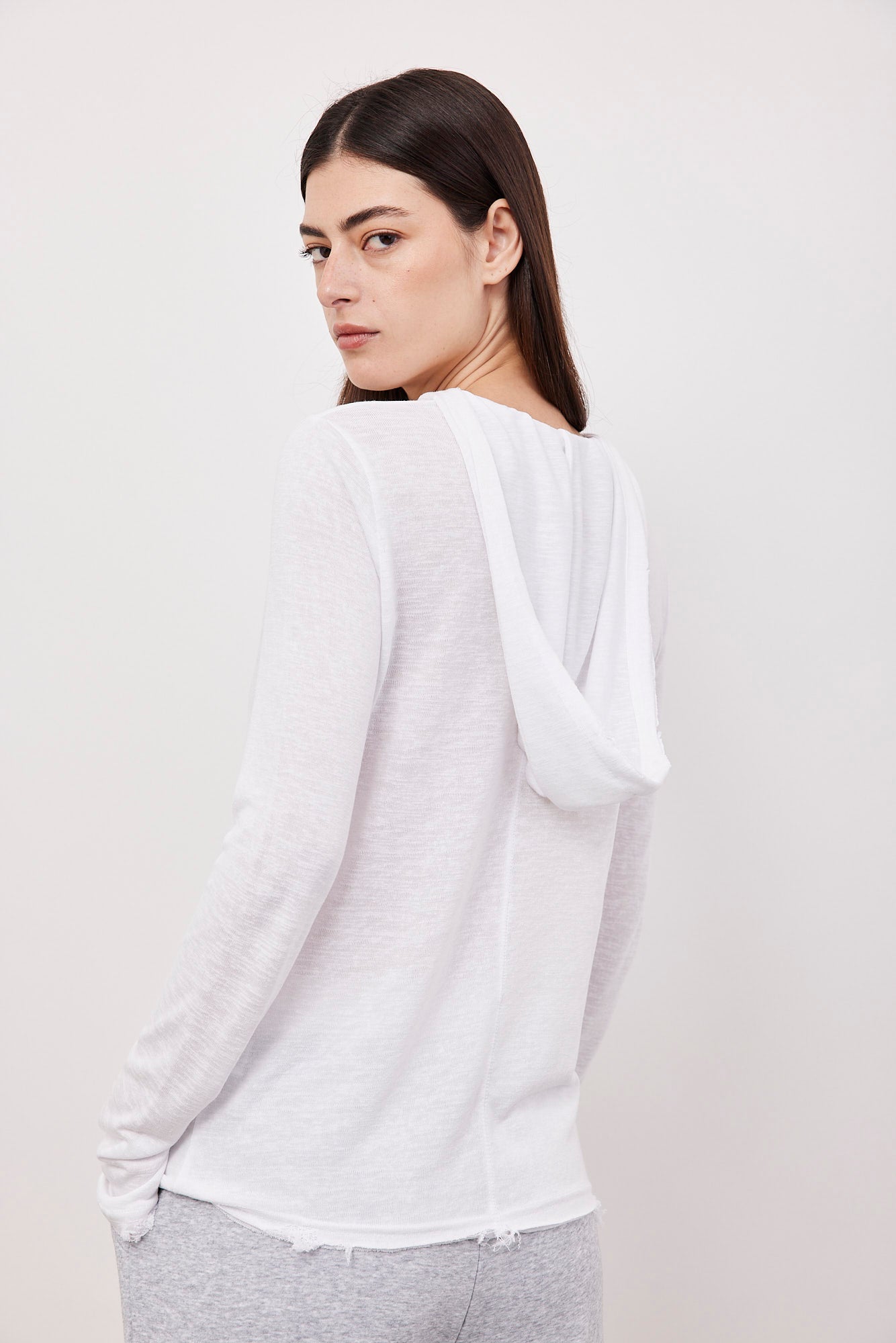 חולצת וי קרעים בשילוב קפוצ'ון - ITAY BRANDS