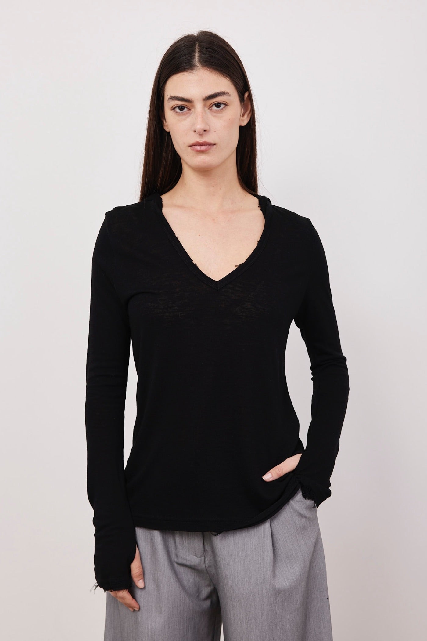 חולצת וי קרעים בשילוב קפוצ'ון - ITAY BRANDS