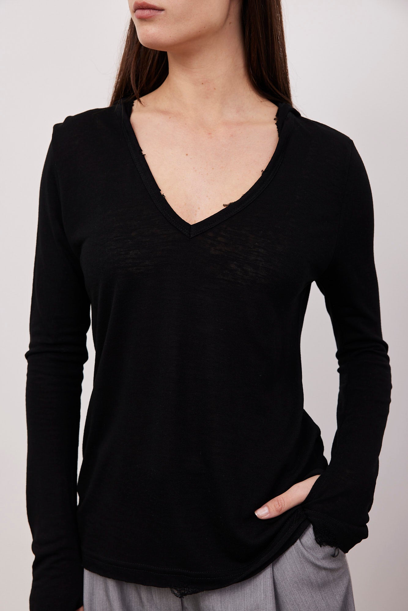 חולצת וי קרעים בשילוב קפוצ'ון - ITAY BRANDS