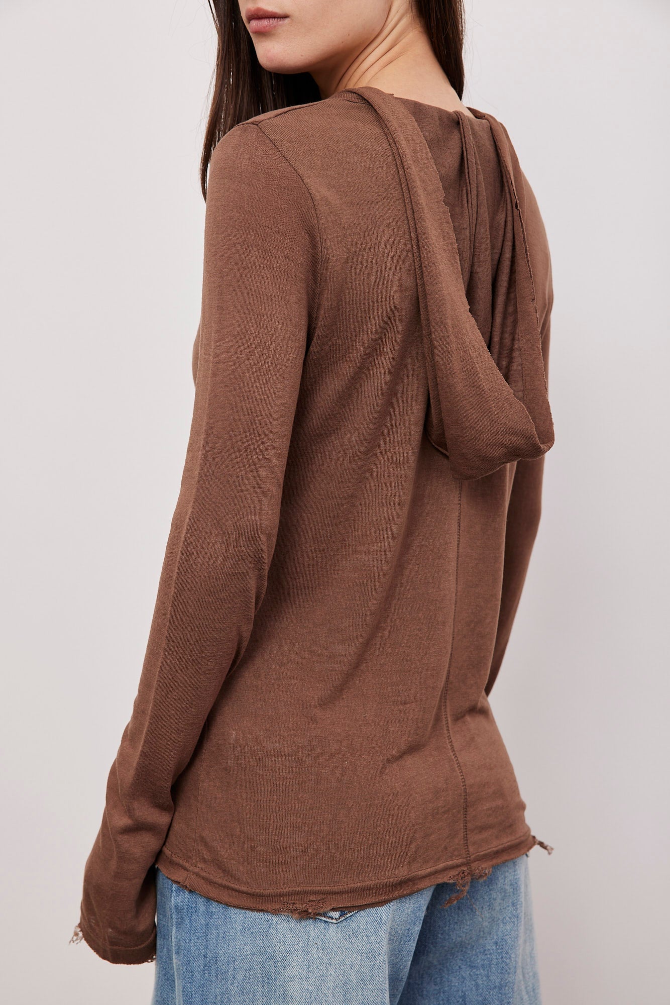 חולצת וי קרעים בשילוב קפוצ'ון - ITAY BRANDS