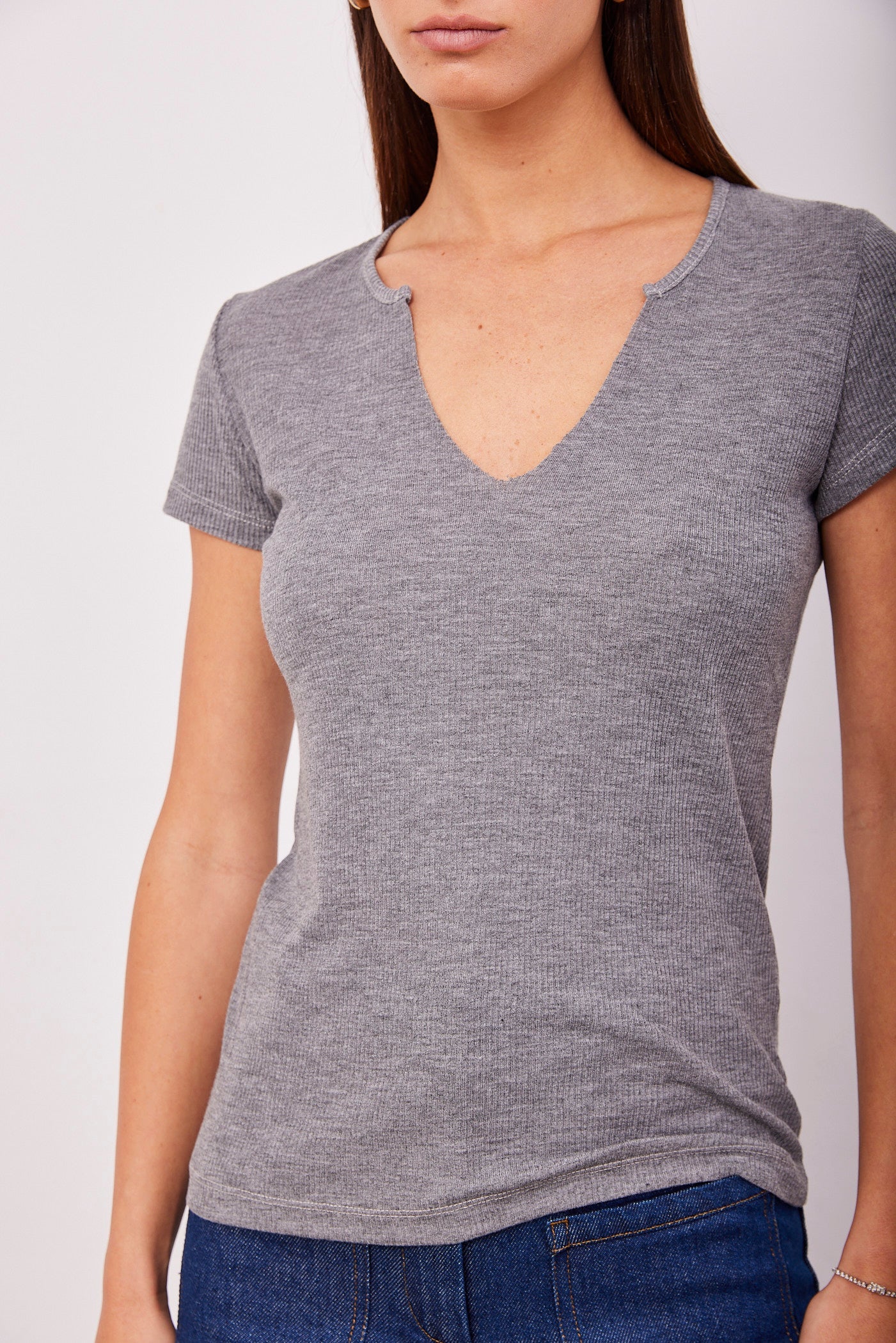 טי-שרט צווארון וי חריץ - ITAY BRANDS