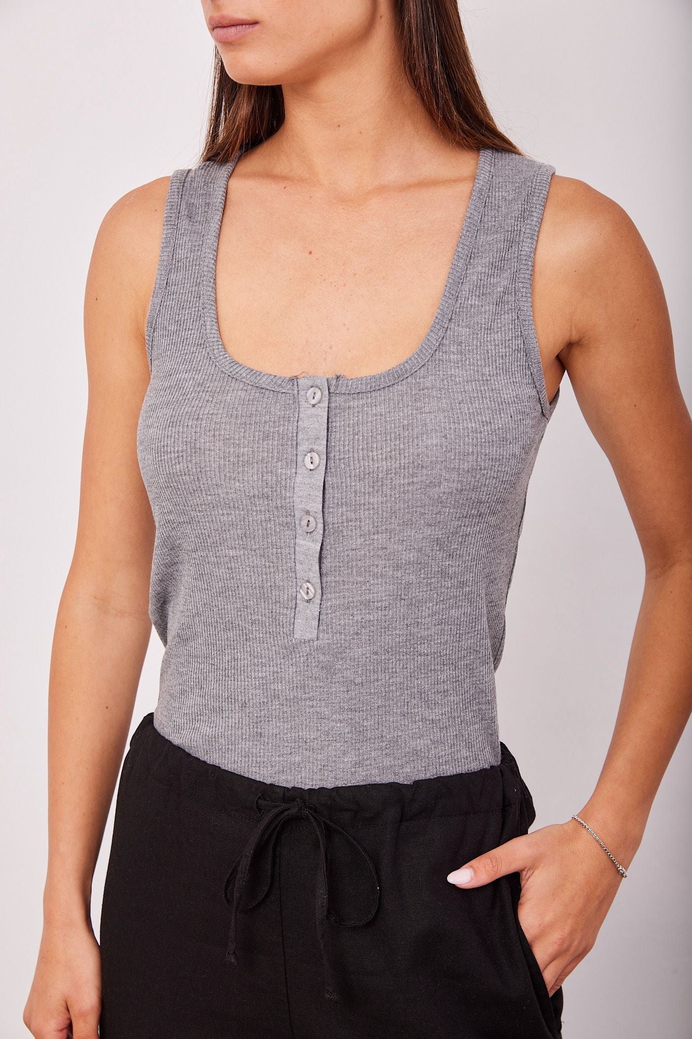 גופיה מבד רך בשילוב כפתורים - ITAY BRANDS