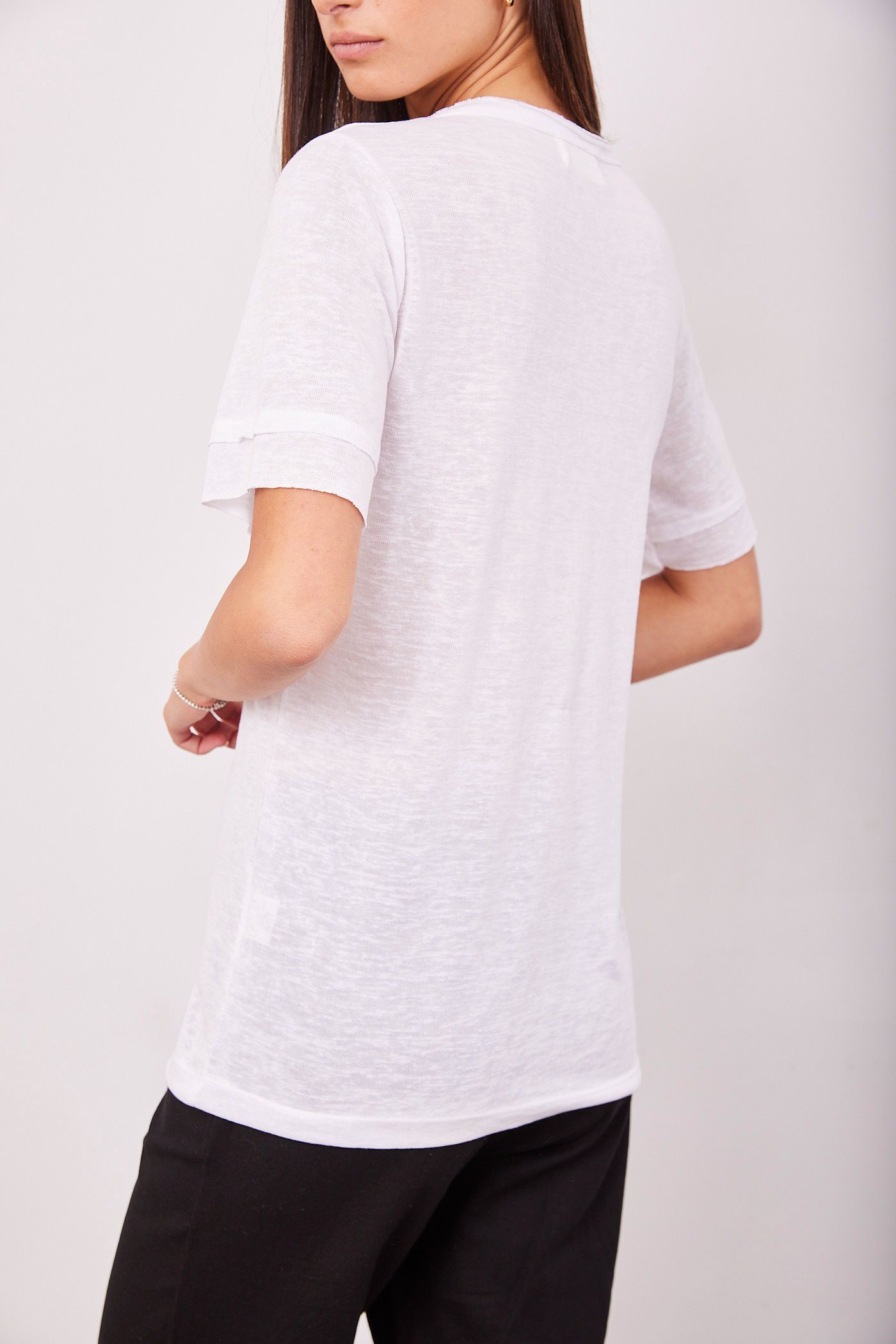 טי-שרט וי עם תיפורים בולטים - ITAY BRANDS