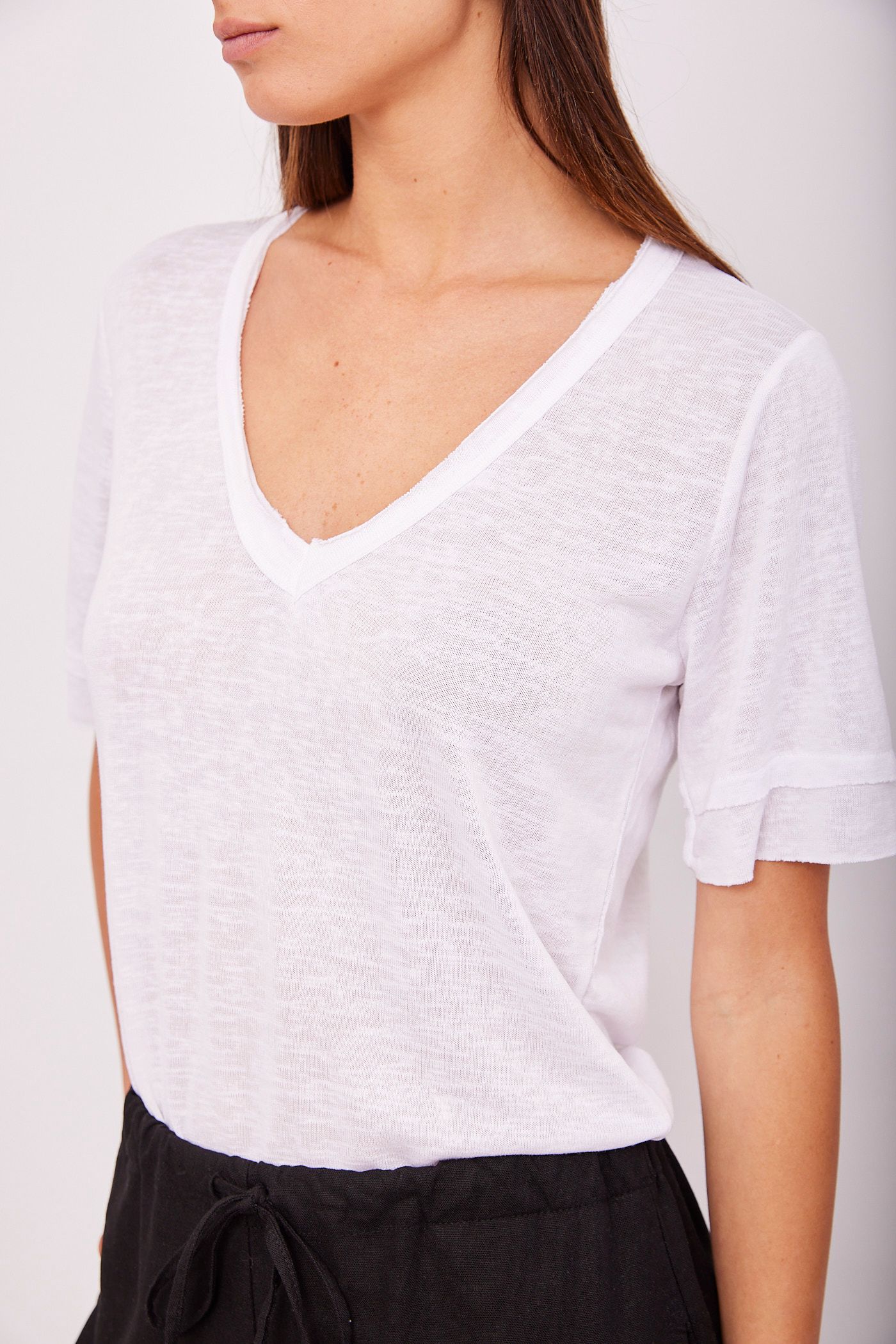 טי-שרט וי עם תיפורים בולטים - ITAY BRANDS