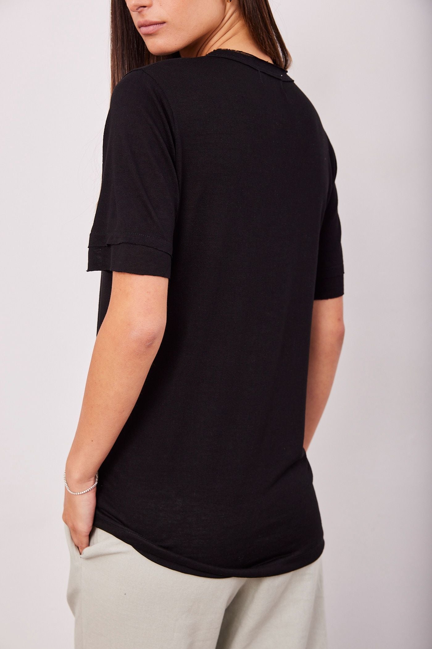 טי-שרט וי עם תיפורים בולטים - ITAY BRANDS