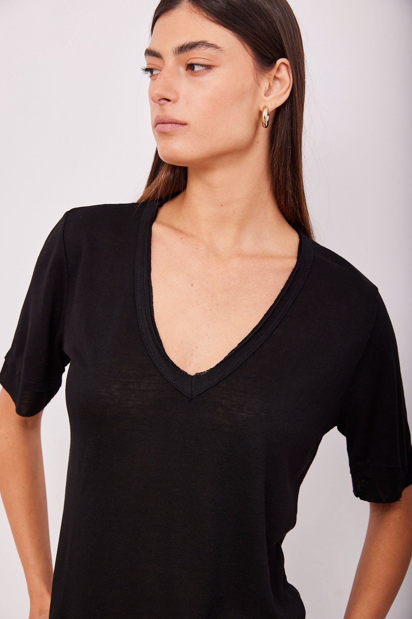 טי-שרט וי עם תיפורים בולטים - ITAY BRANDS