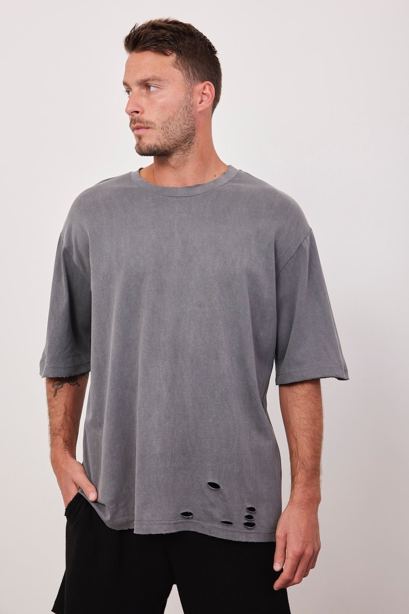 טי-שרט בשילוב קרעים - ITAY BRANDS