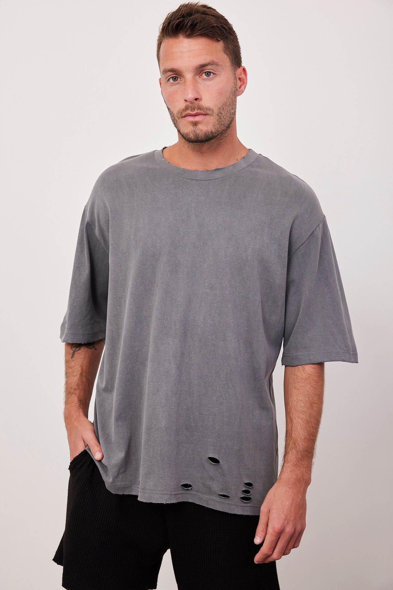 טי-שרט בשילוב קרעים - ITAY BRANDS