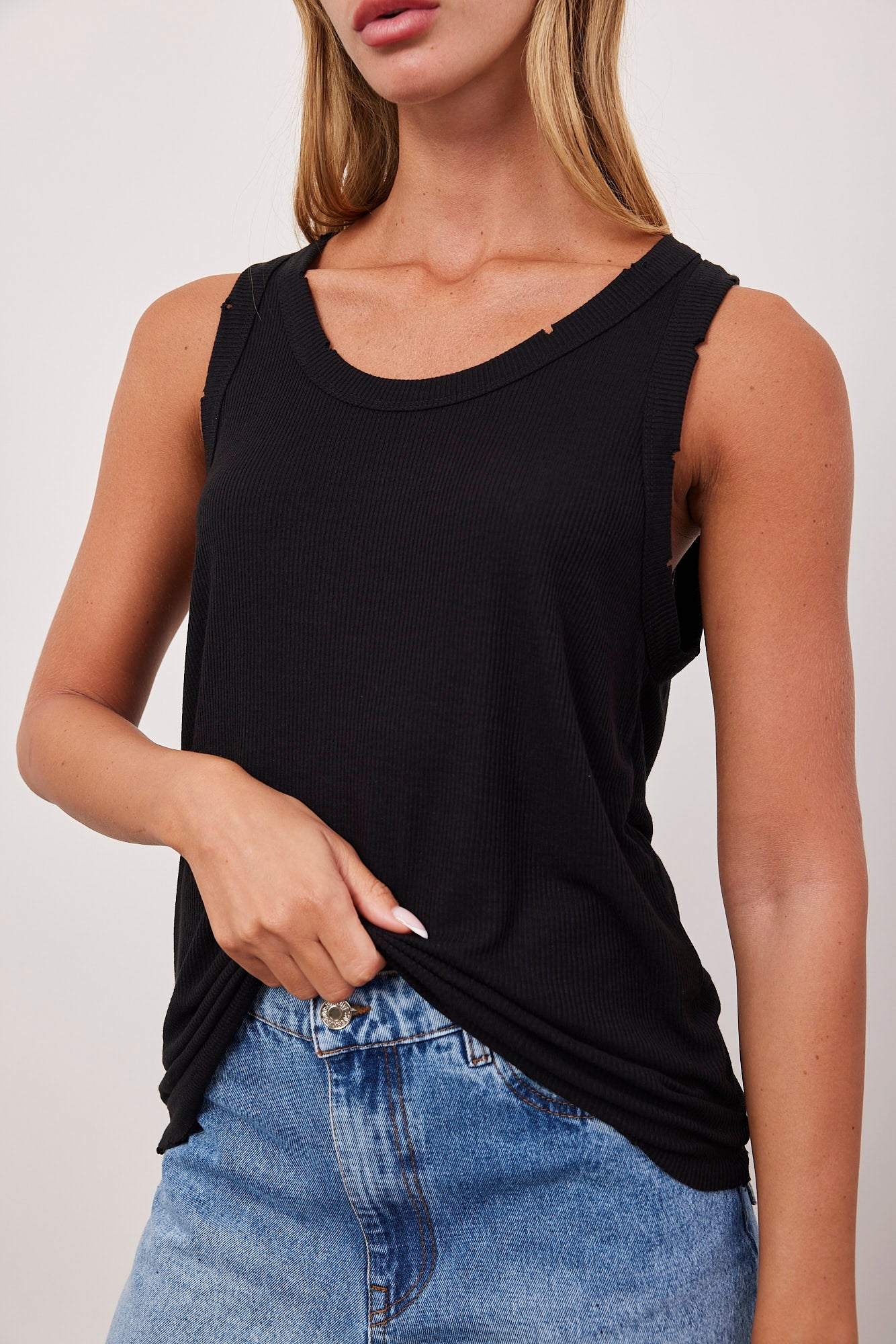 גופייה מבד רך עם סיומת קרעים - ITAY BRANDS