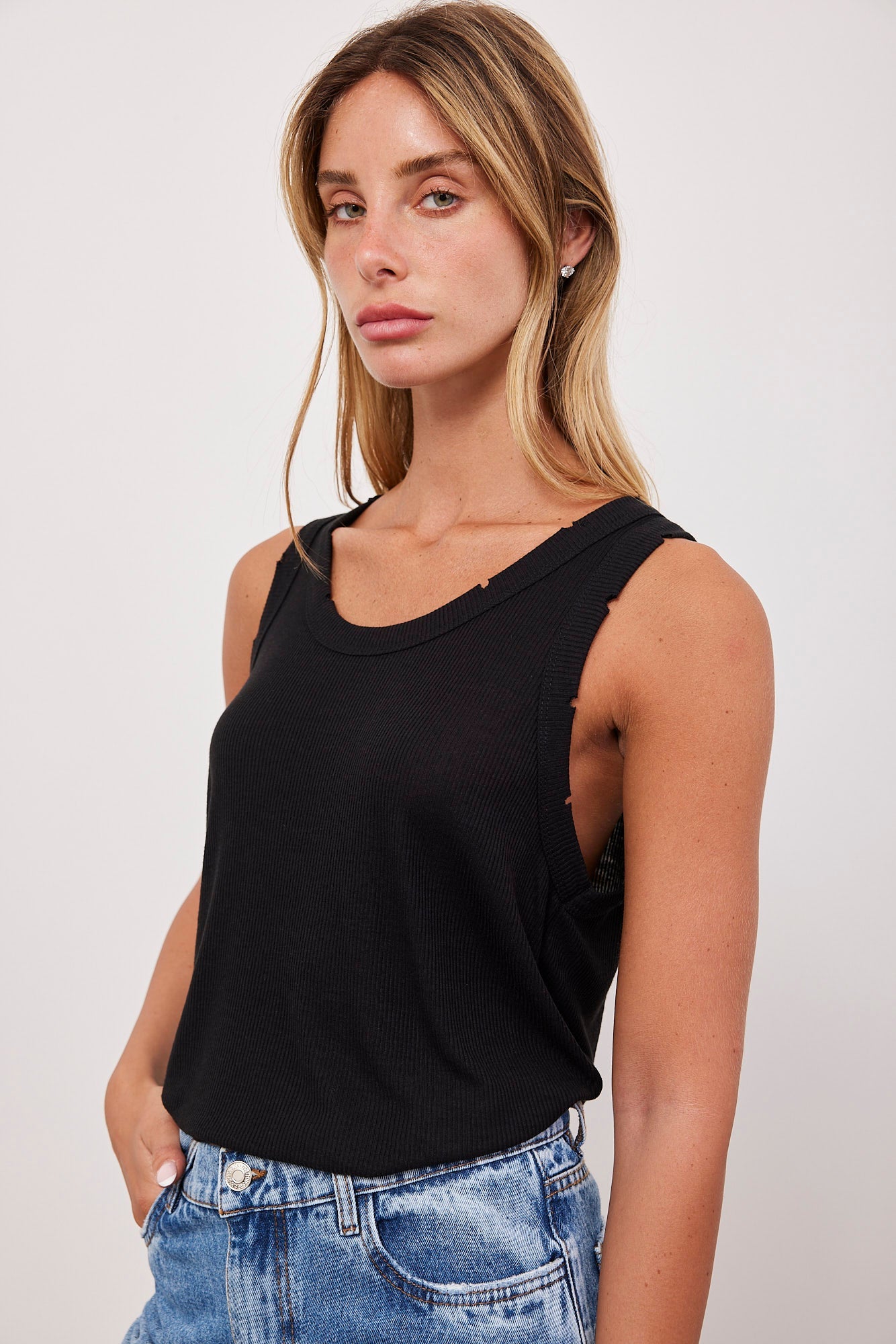 גופייה מבד רך עם סיומת קרעים - ITAY BRANDS