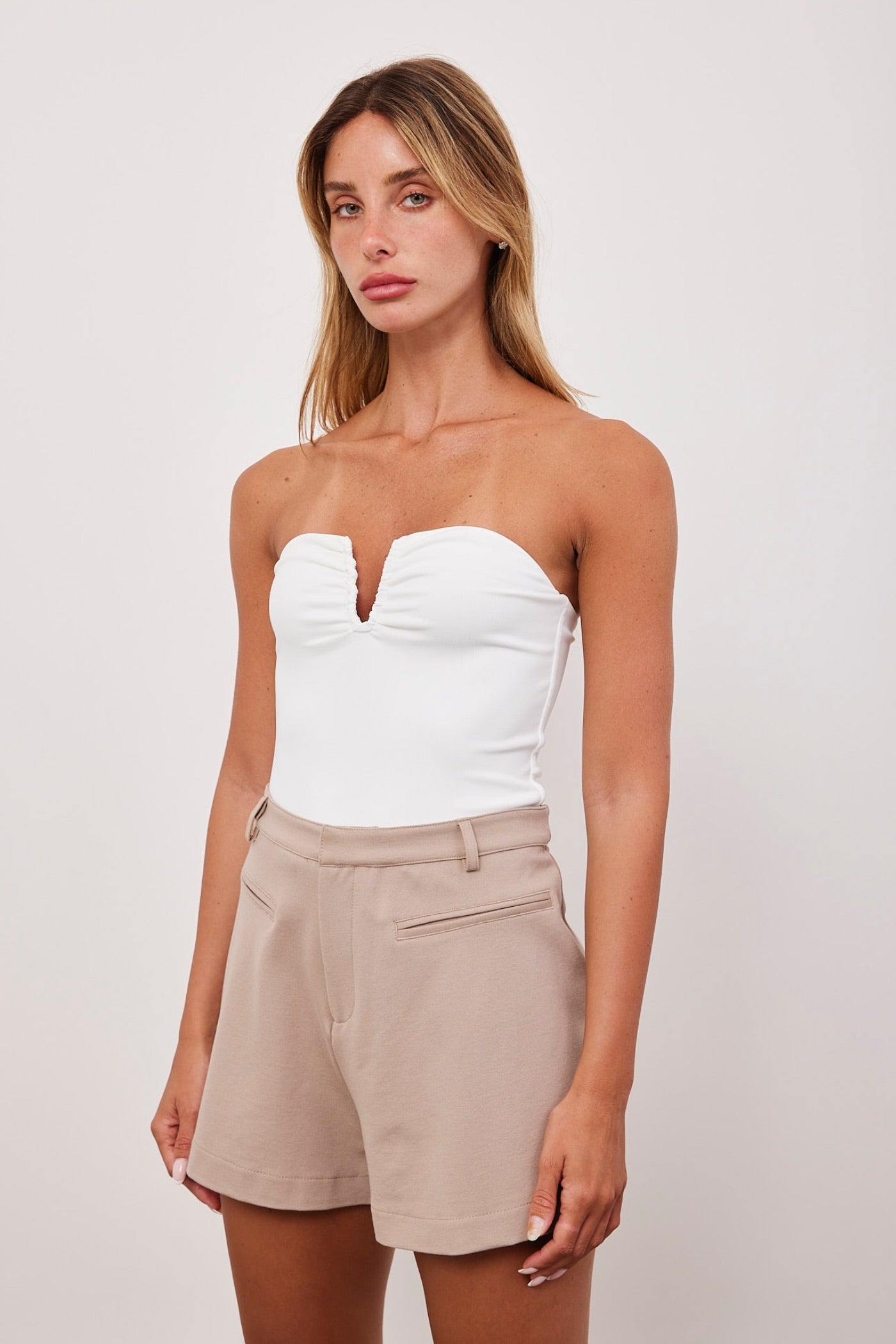 מכנסיים קצרים במראה מחוייט - ITAY BRANDS