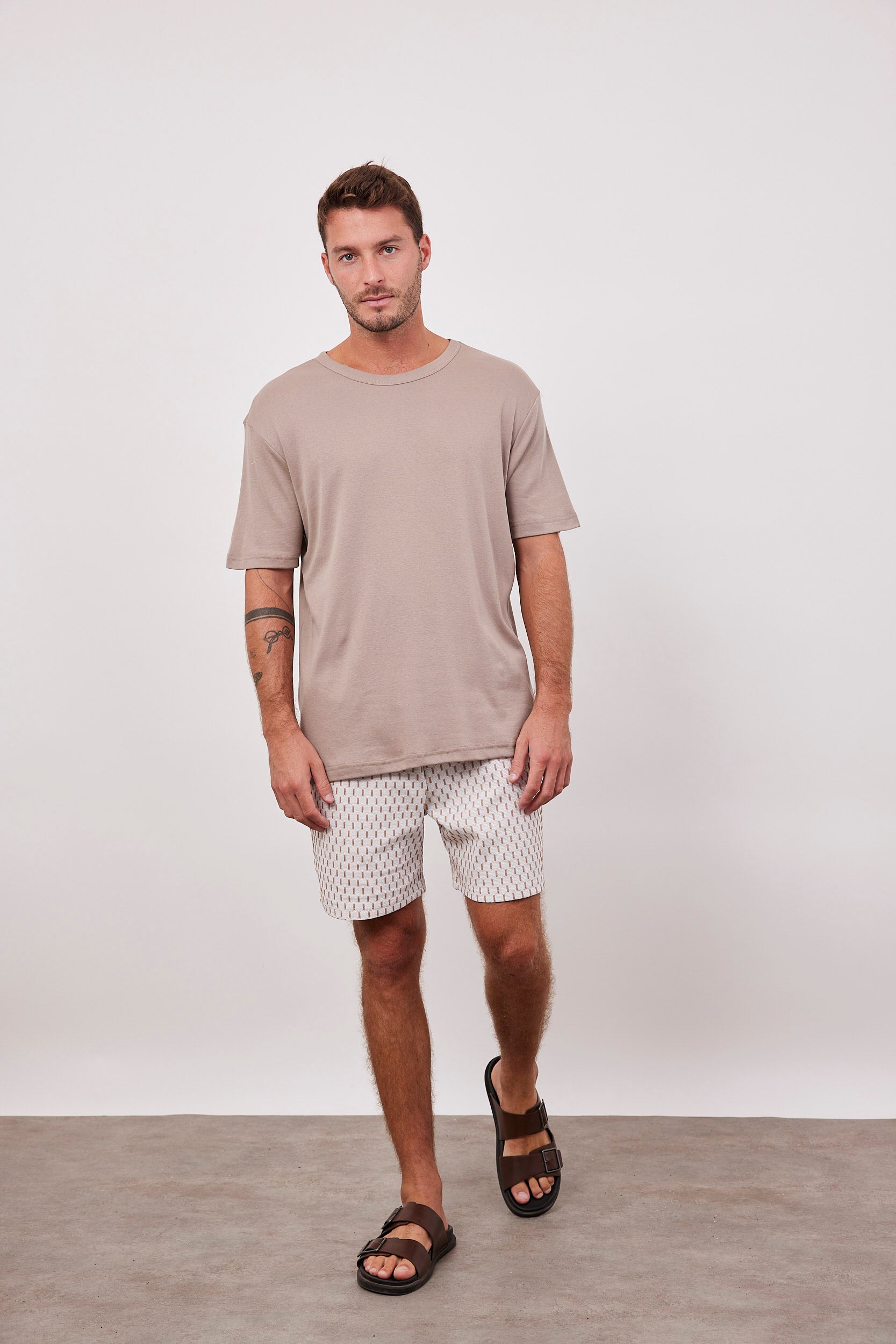 מכנסיים קצרים עם רקמת פסים