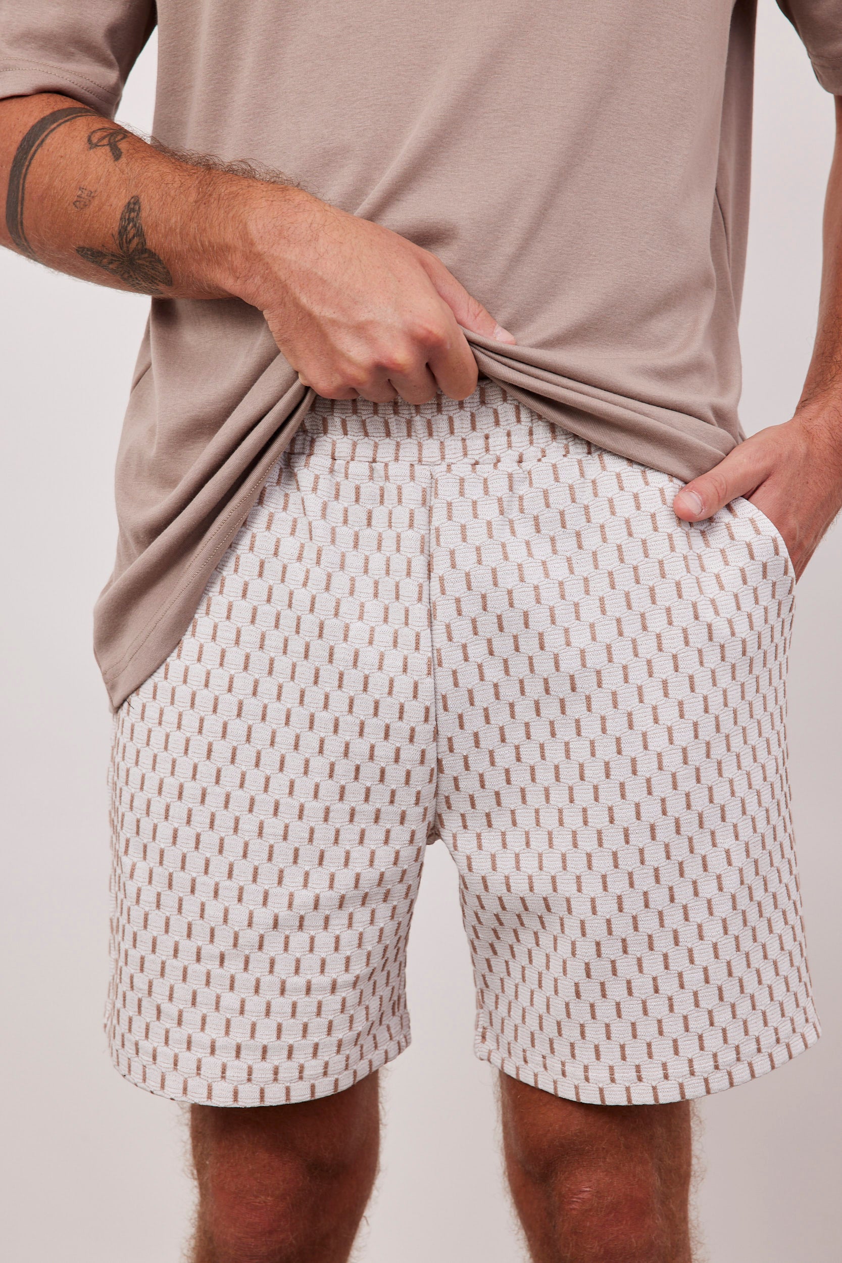 מכנסיים קצרים עם רקמת פסים