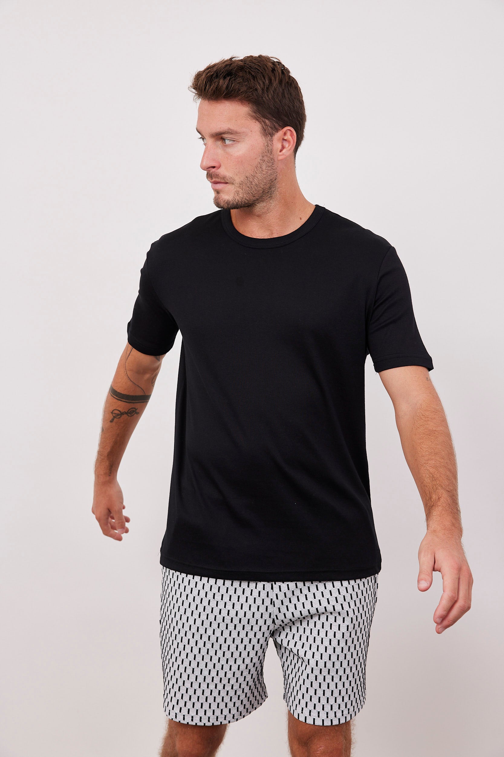 מכנסיים קצרים עם רקמת פסים