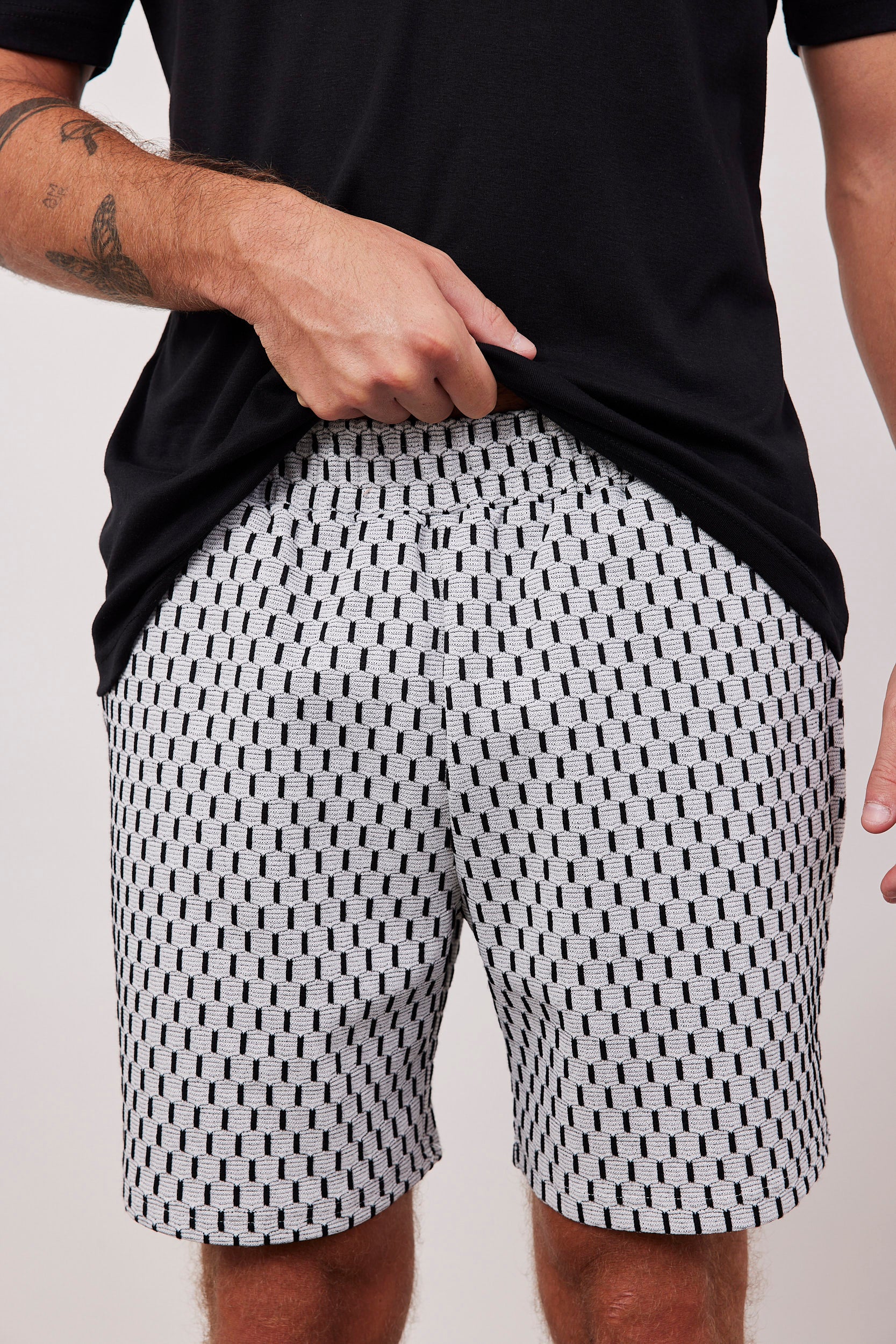 מכנסיים קצרים עם רקמת פסים