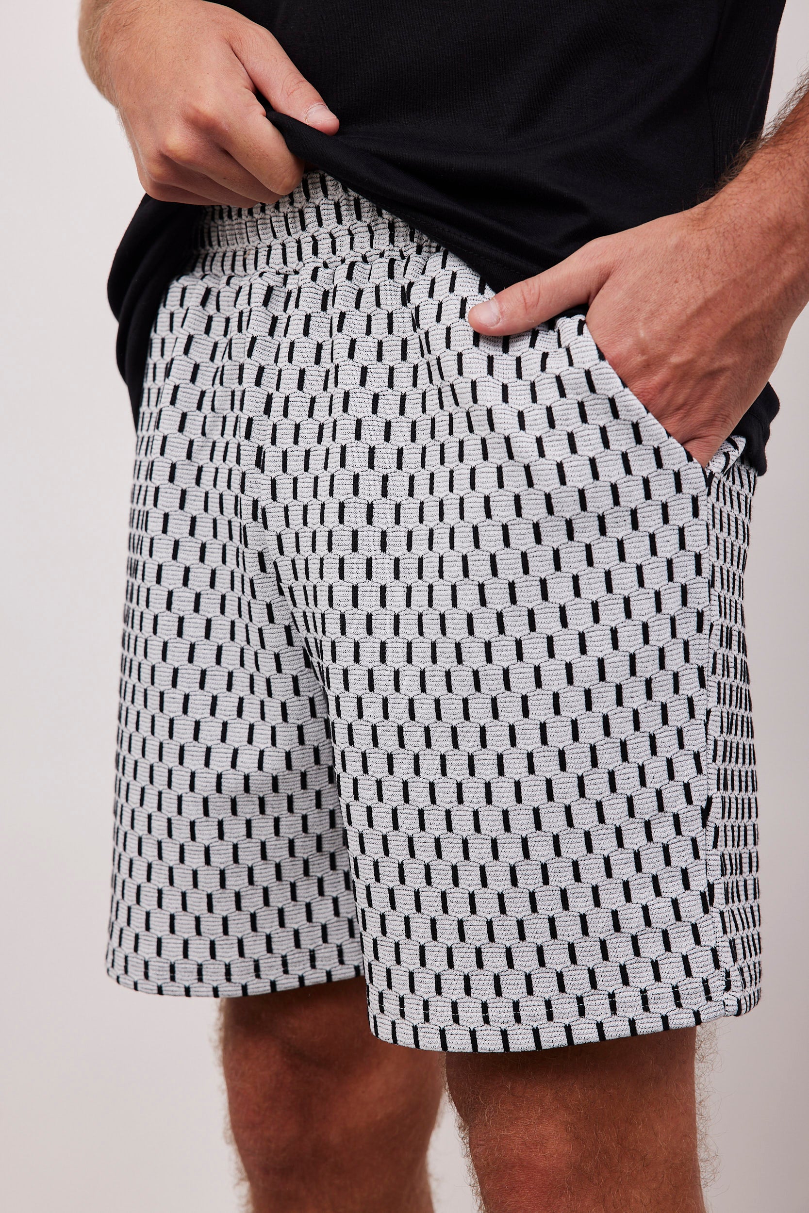 מכנסיים קצרים עם רקמת פסים