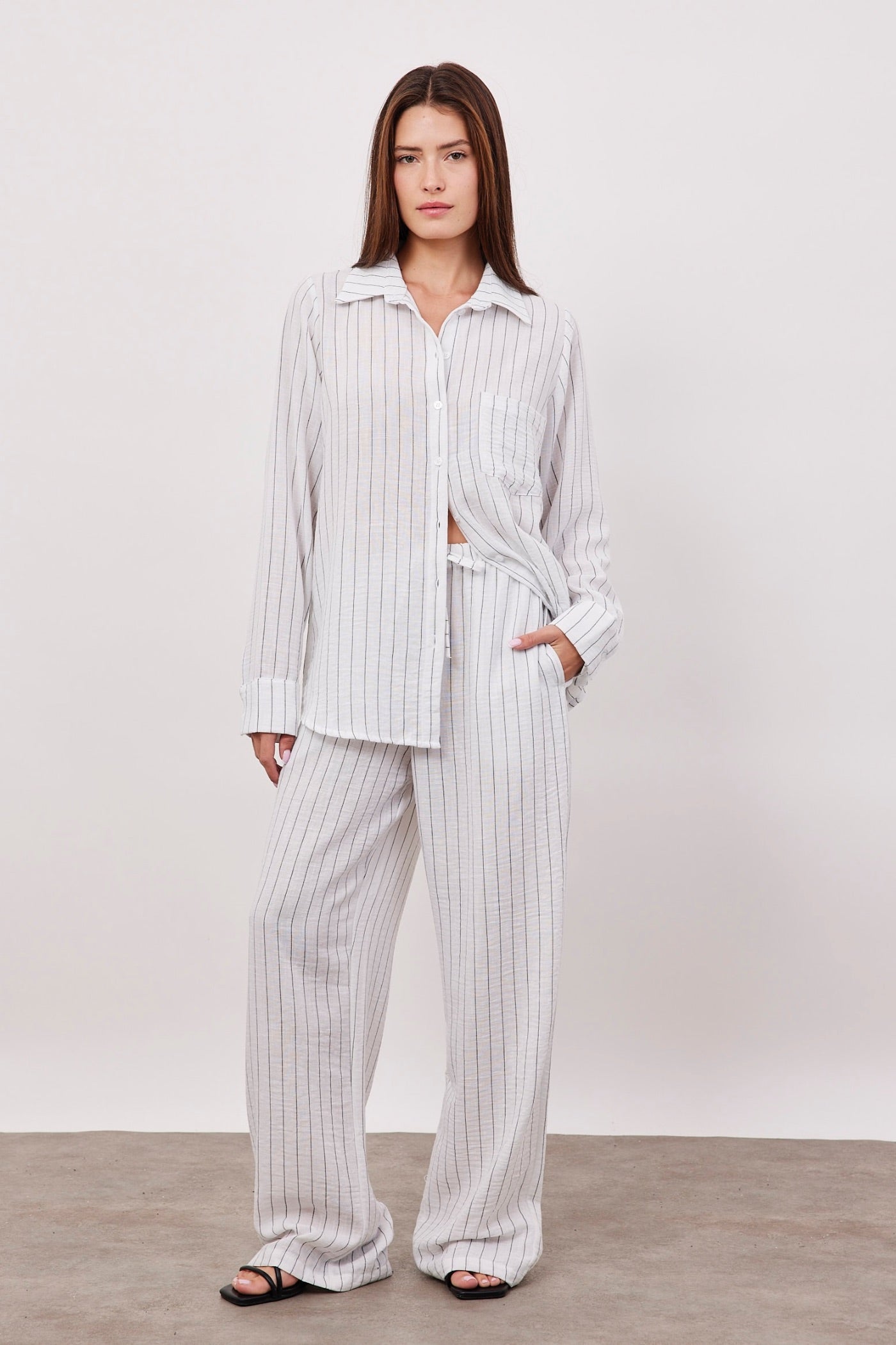 חולצת פסים מכופתרת במראה פשתן