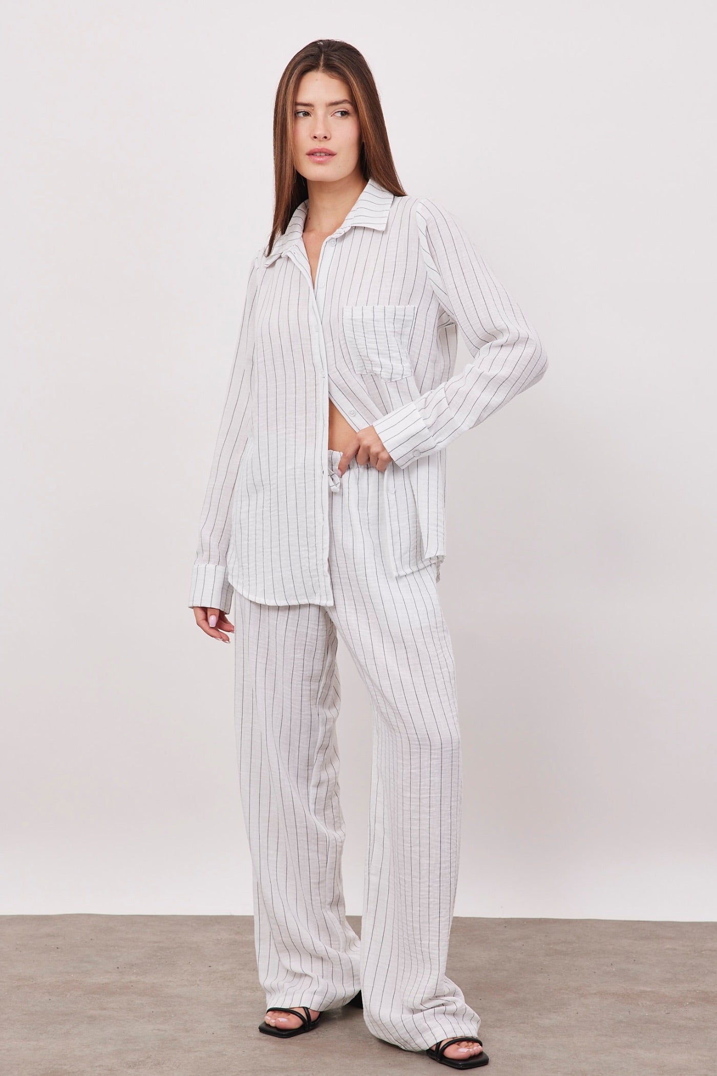 חולצת פסים מכופתרת במראה פשתן