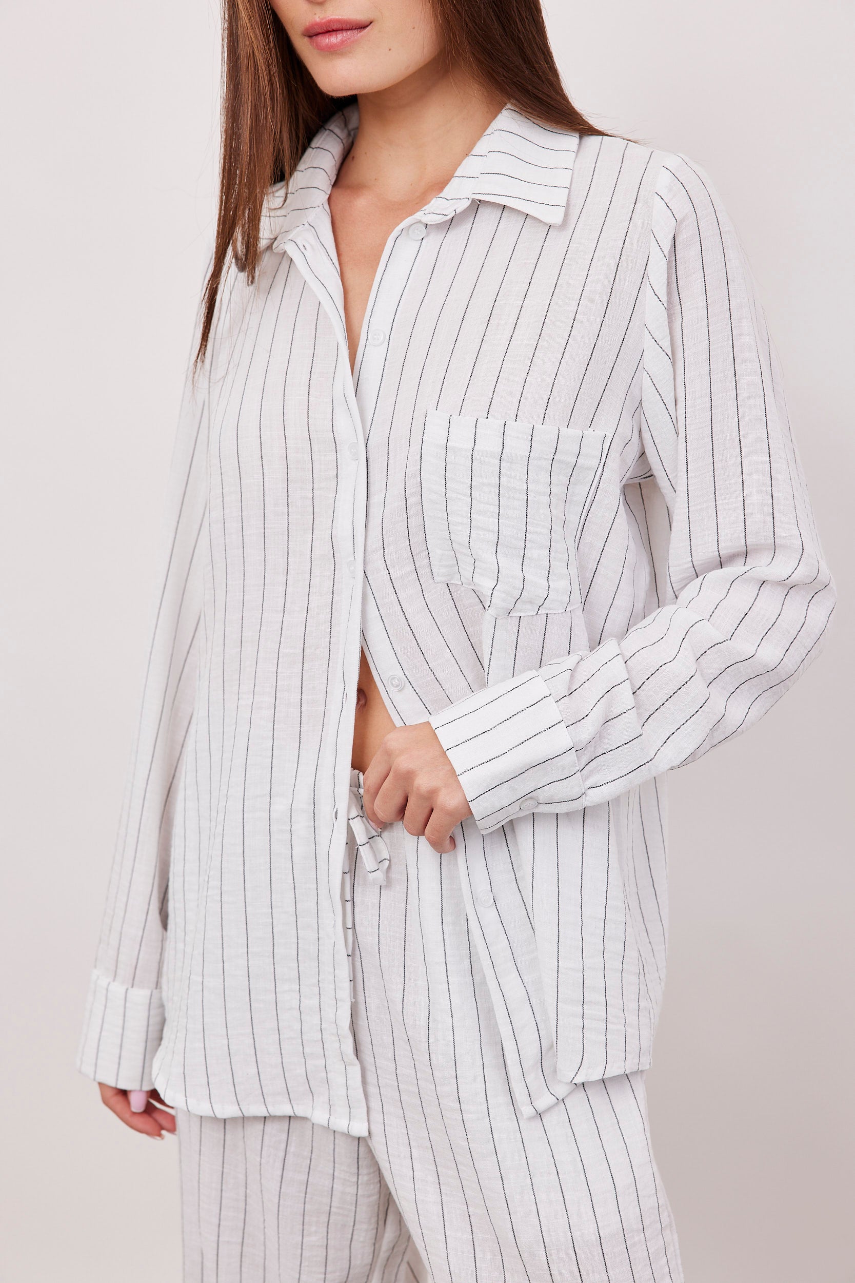 חולצת פסים מכופתרת במראה פשתן