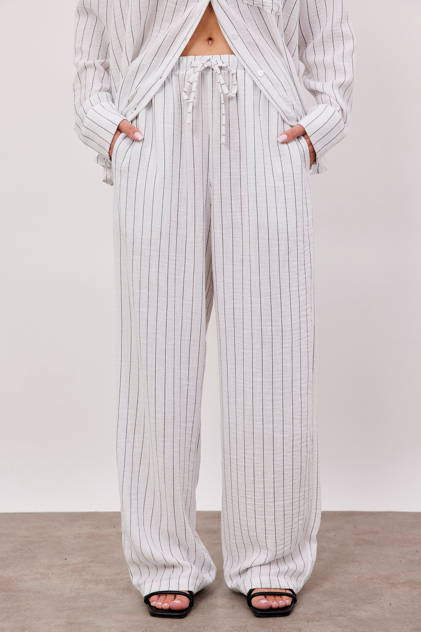 מכנסי פסים ארוכים מראה פשתן