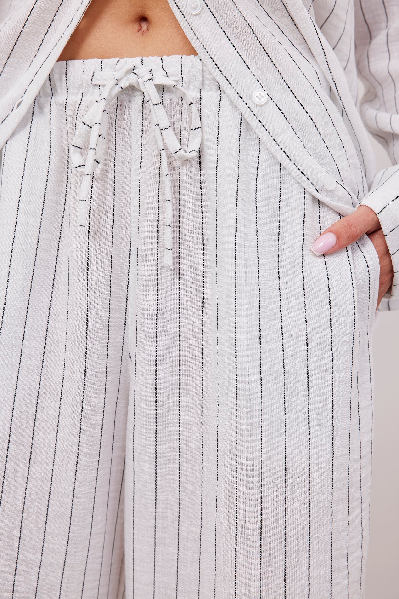 מכנסי פסים ארוכים מראה פשתן