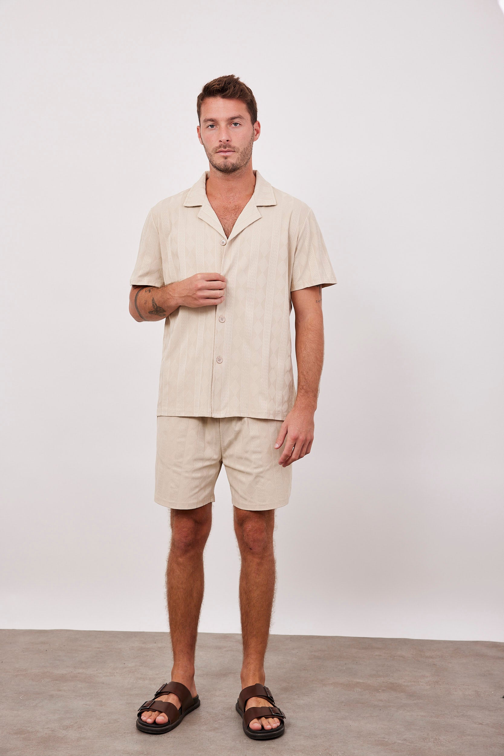 שורטס בטקסטורת פסים ומעויינים