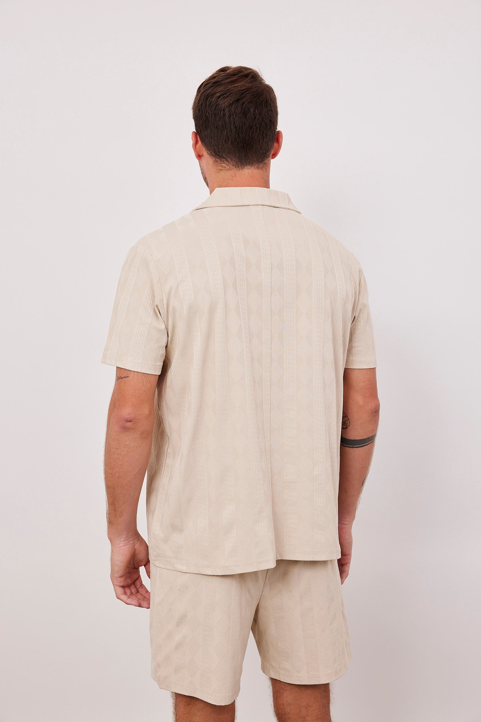 חולצה קצרה בטקסטורת פסים ומעויינים