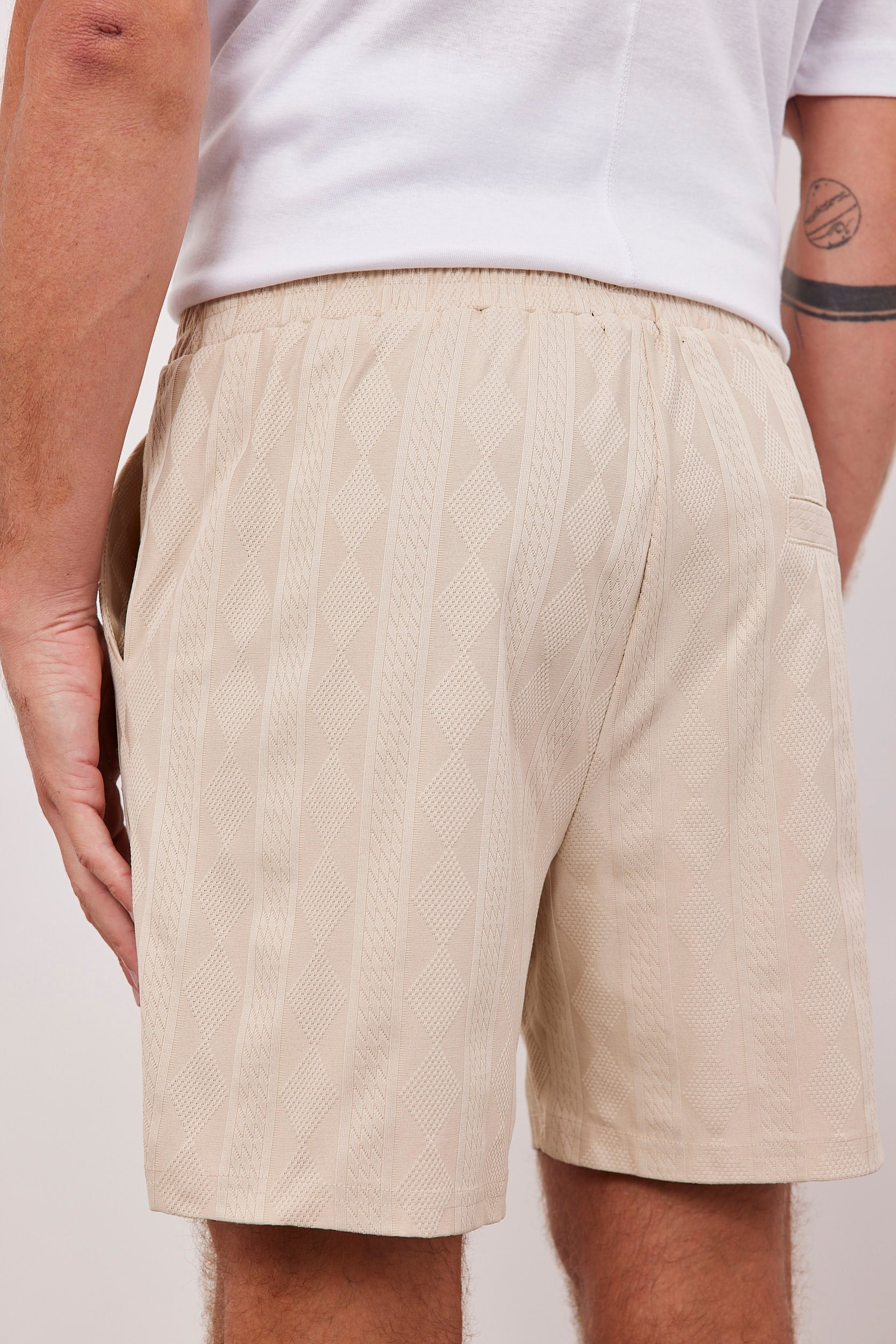 שורטס בטקסטורת פסים ומעויינים