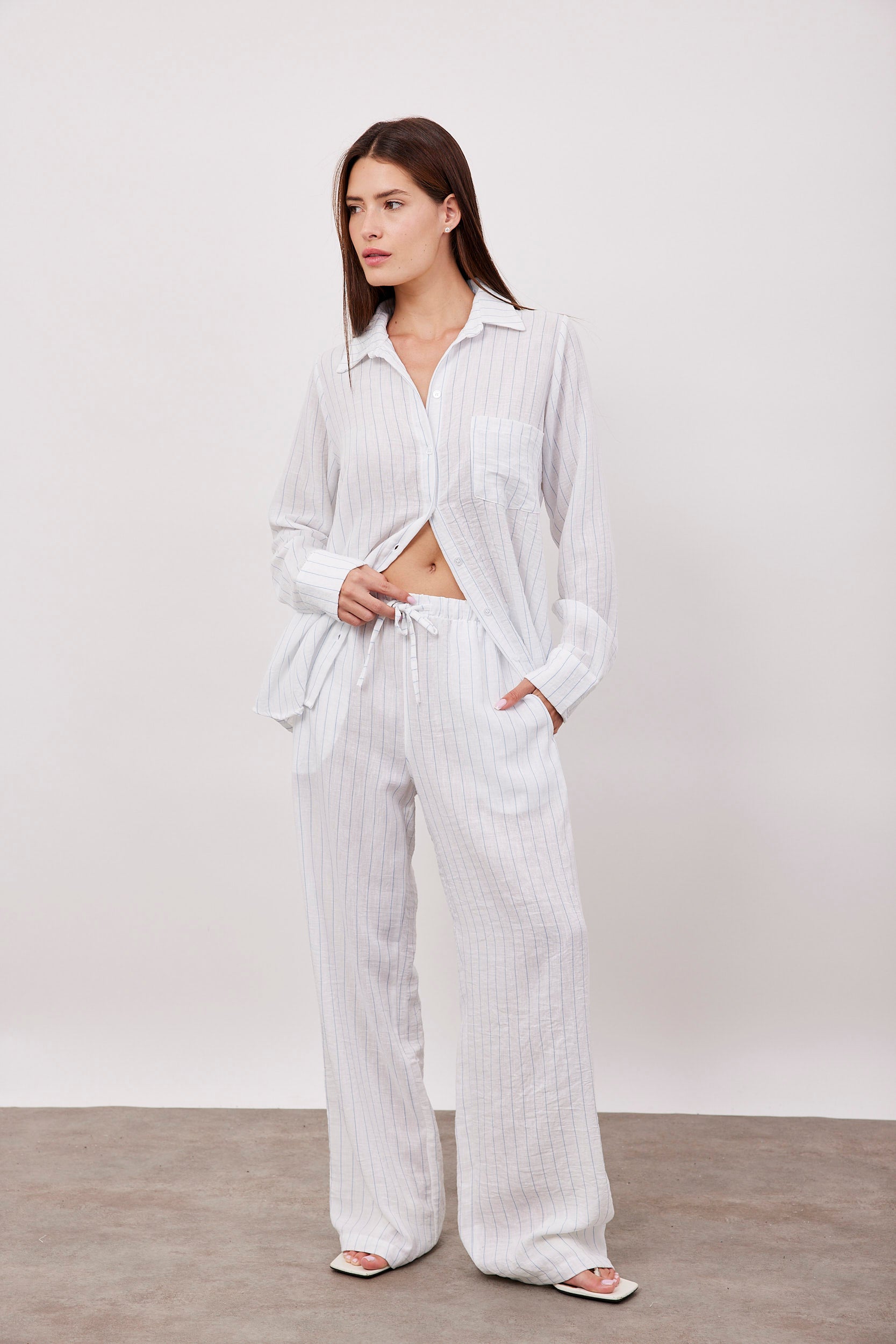 חולצת פסים מכופתרת במראה פשתן