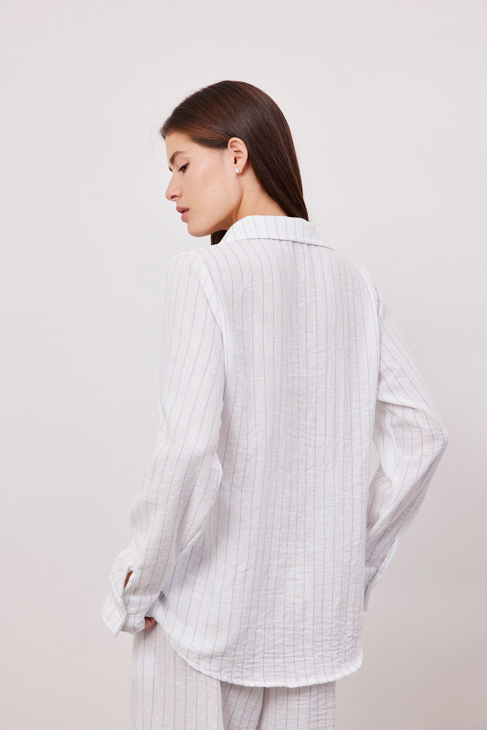 חולצת פסים מכופתרת במראה פשתן