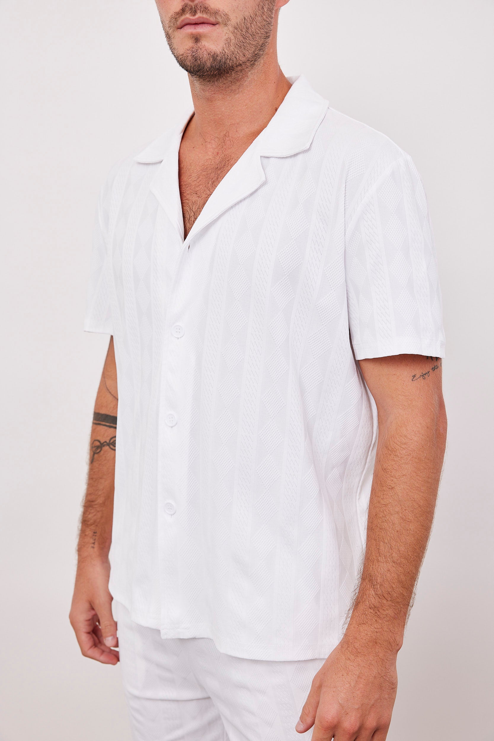 חולצה קצרה בטקסטורת פסים ומעויינים