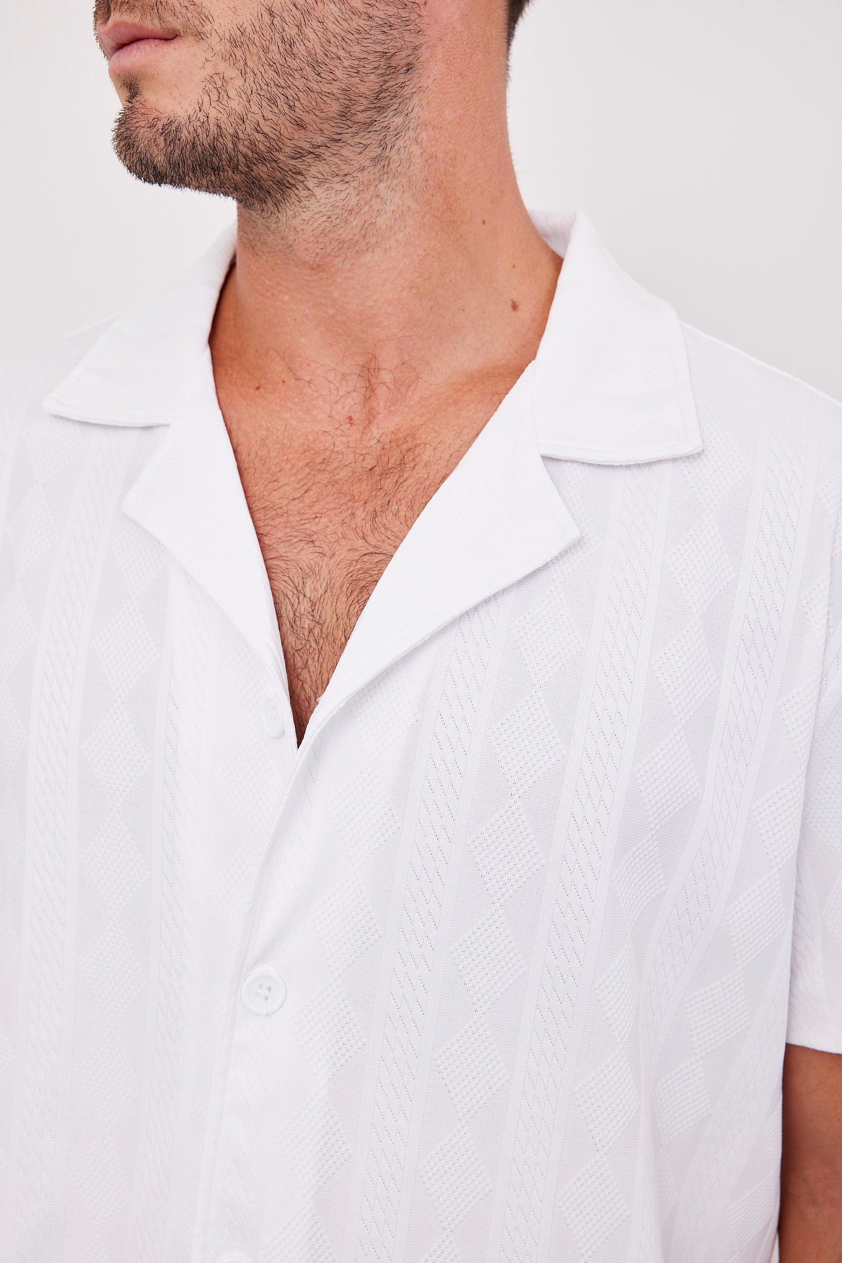 חולצה קצרה בטקסטורת פסים ומעויינים