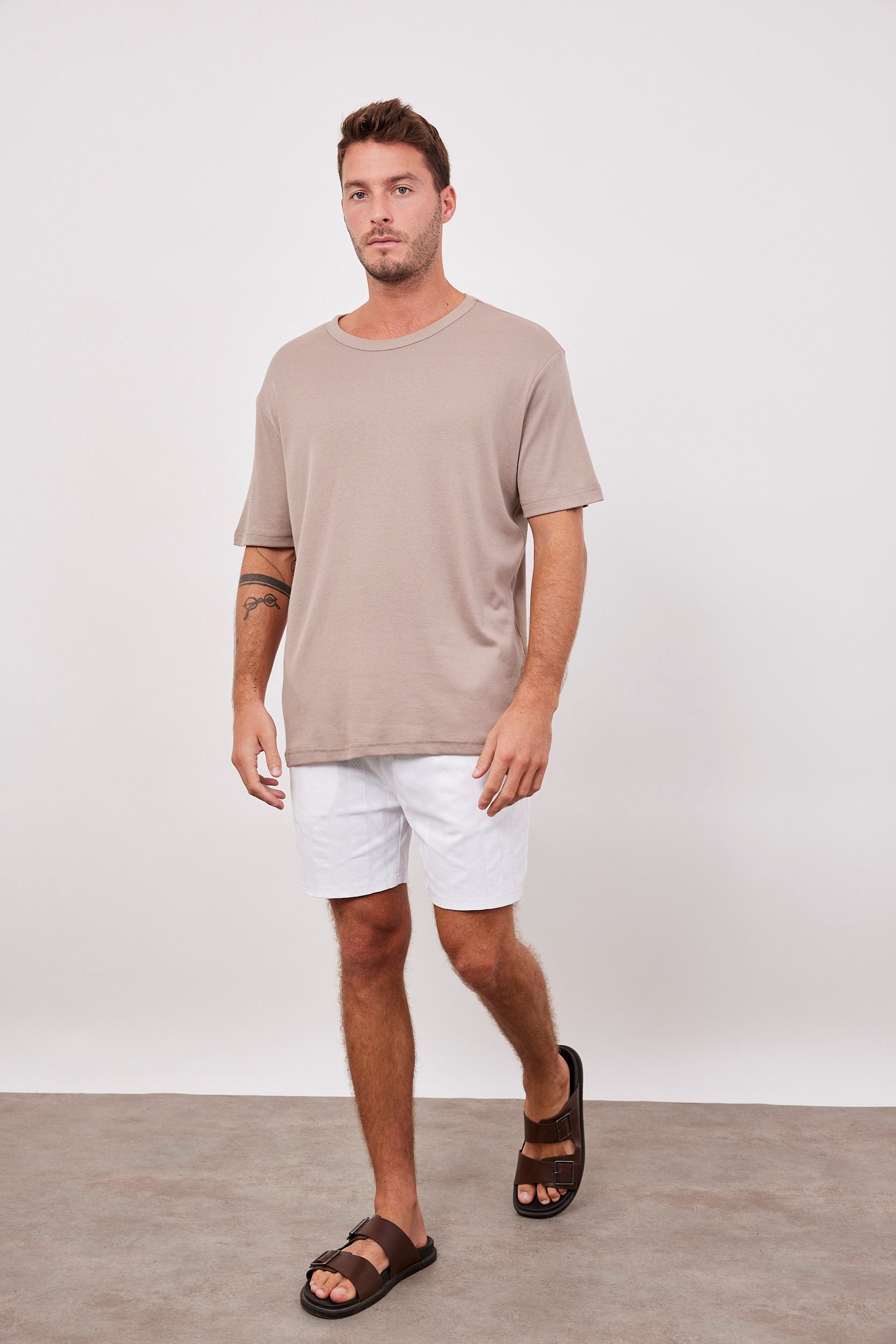 שורטס בטקסטורת פסים ומעויינים