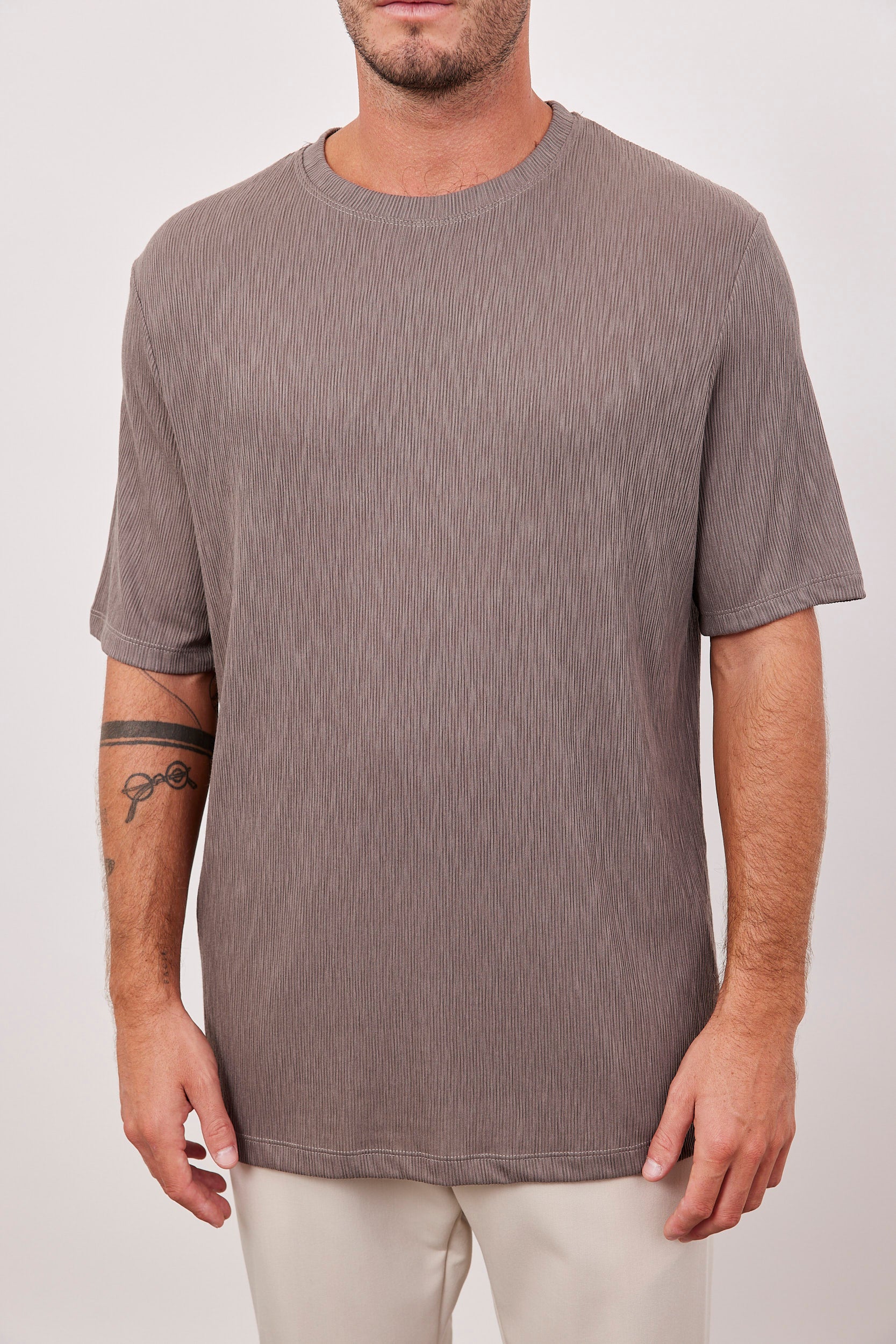 טישרט בטקסטורת פסים