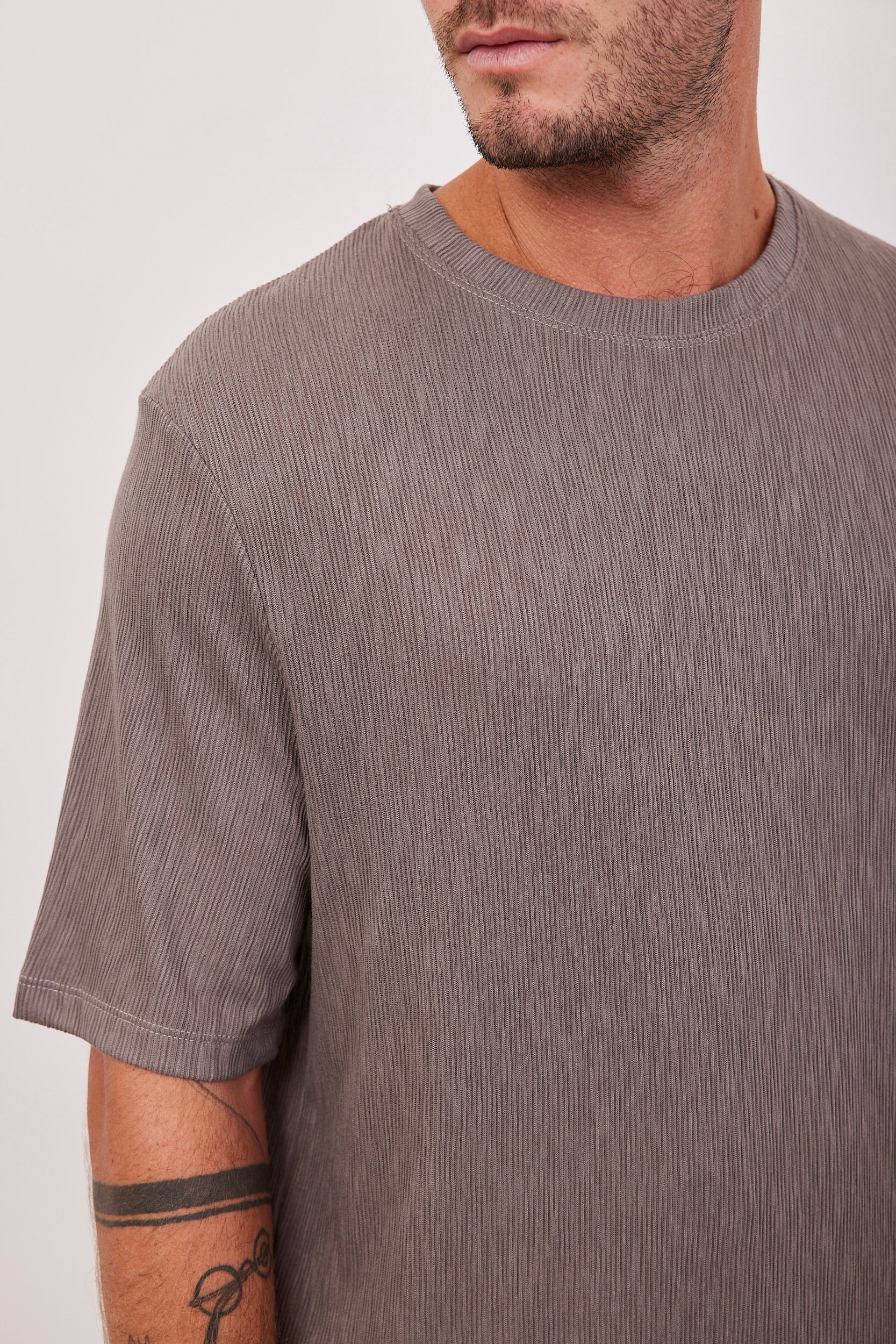 טישרט בטקסטורת פסים