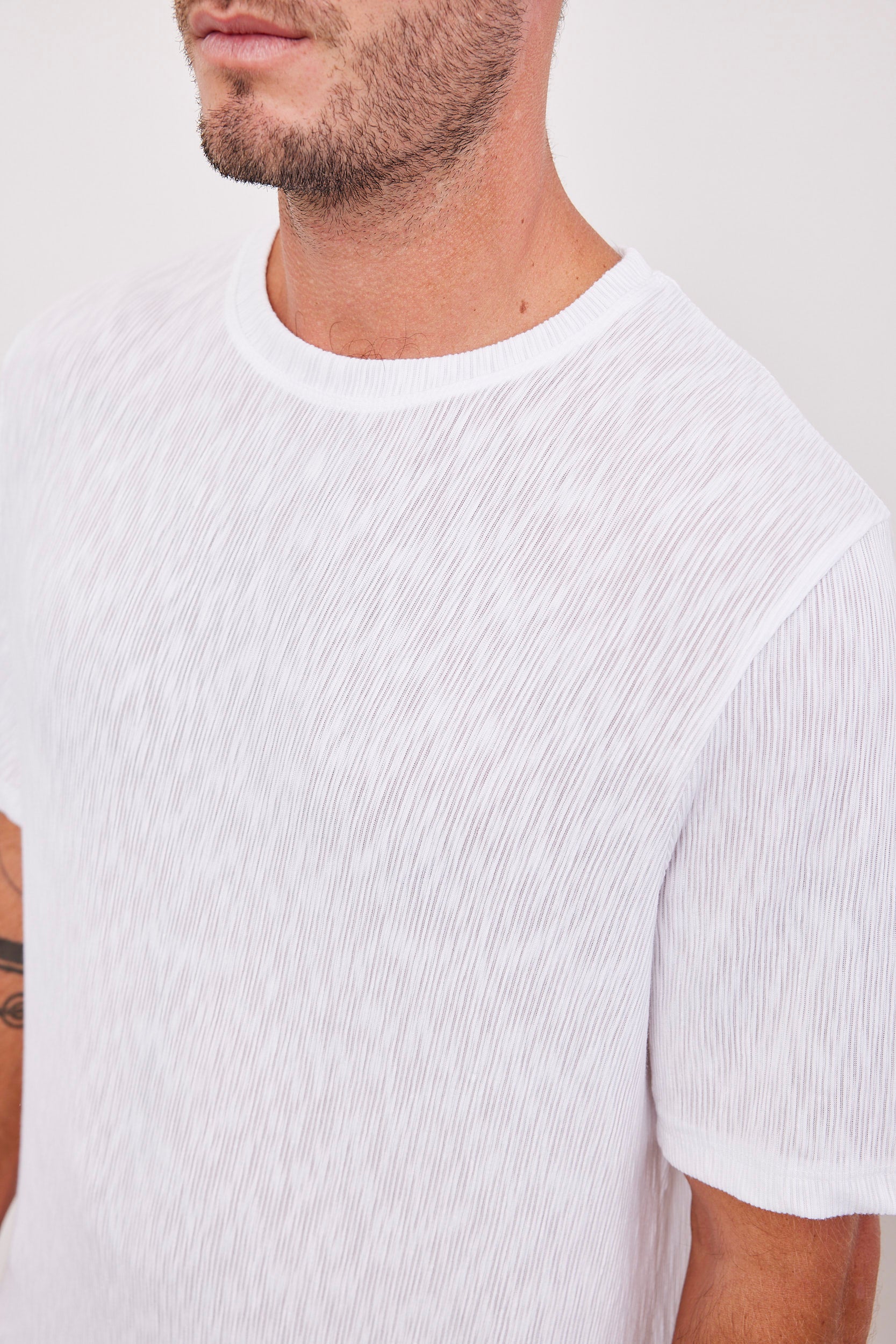 טישרט בטקסטורת פסים