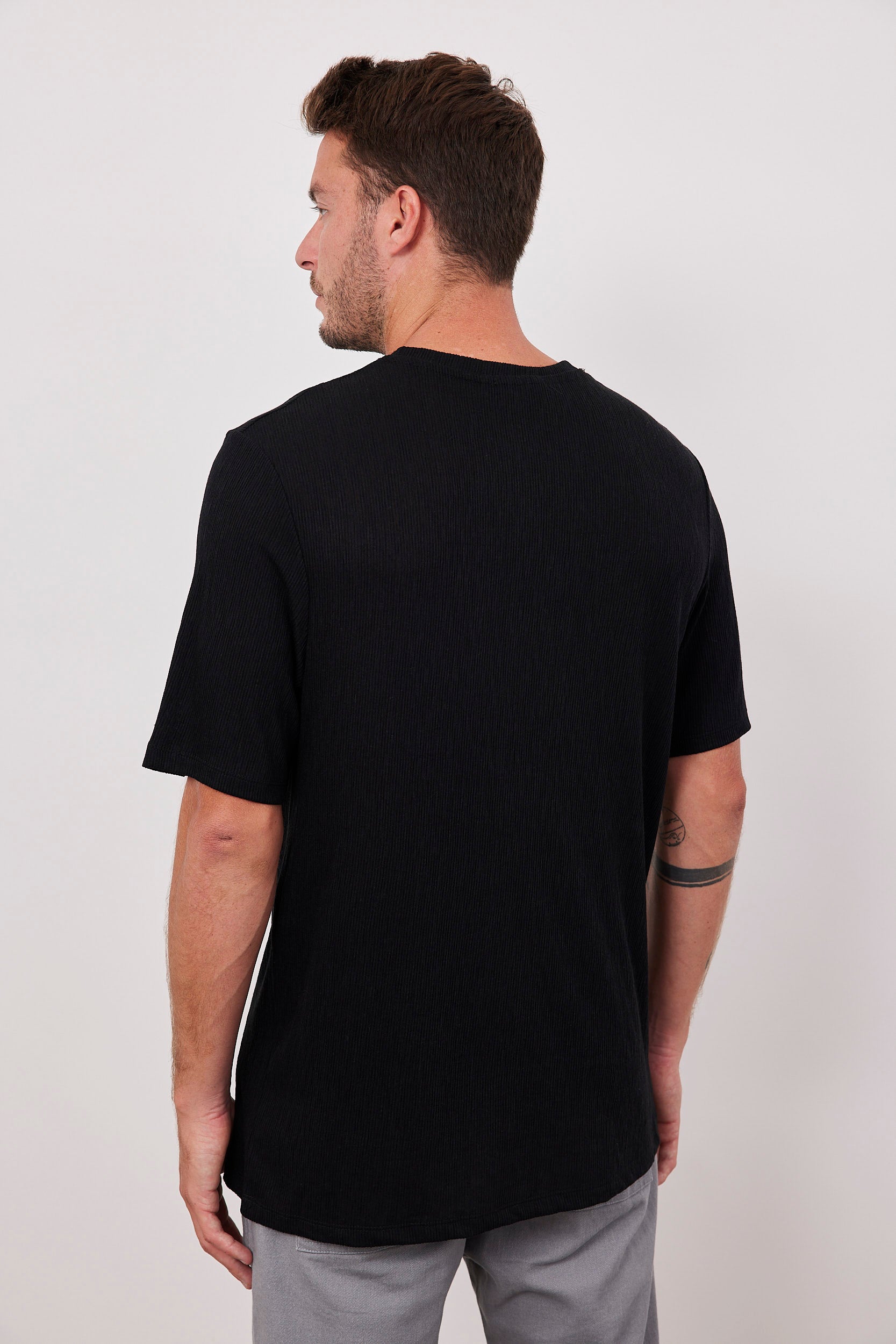 טישרט בטקסטורת פסים