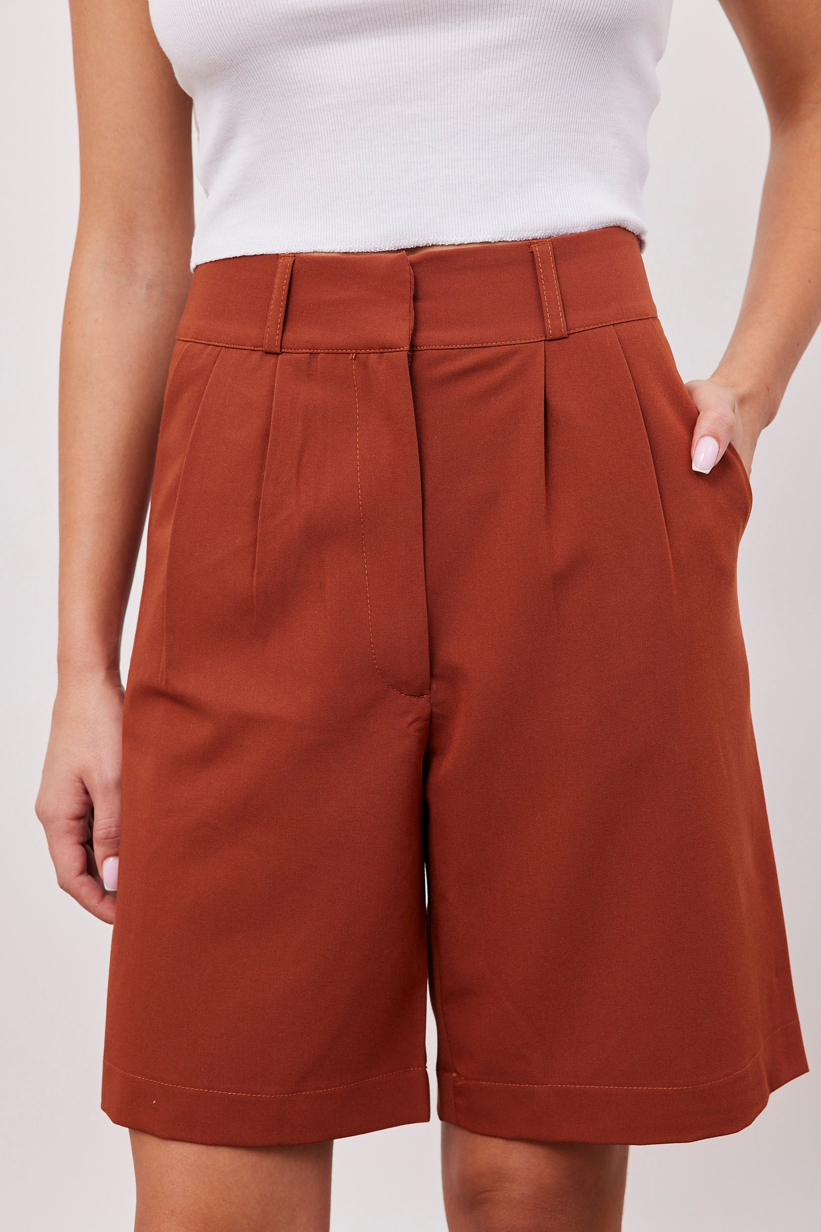 מכנסי ברמודה מחוייטים