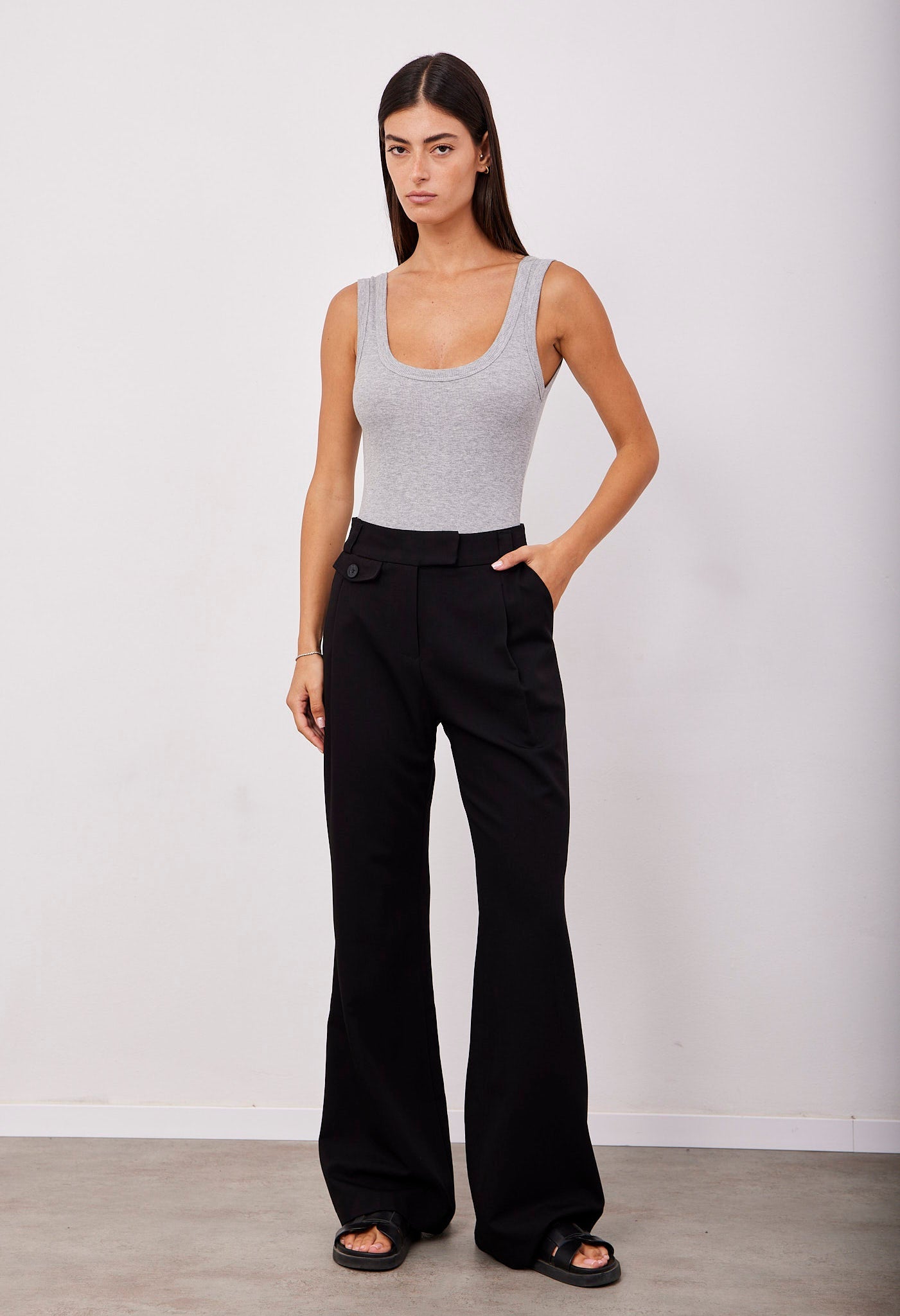 מכנסיים מחויטים מתרחבים עם קפלים - ITAY BRANDS