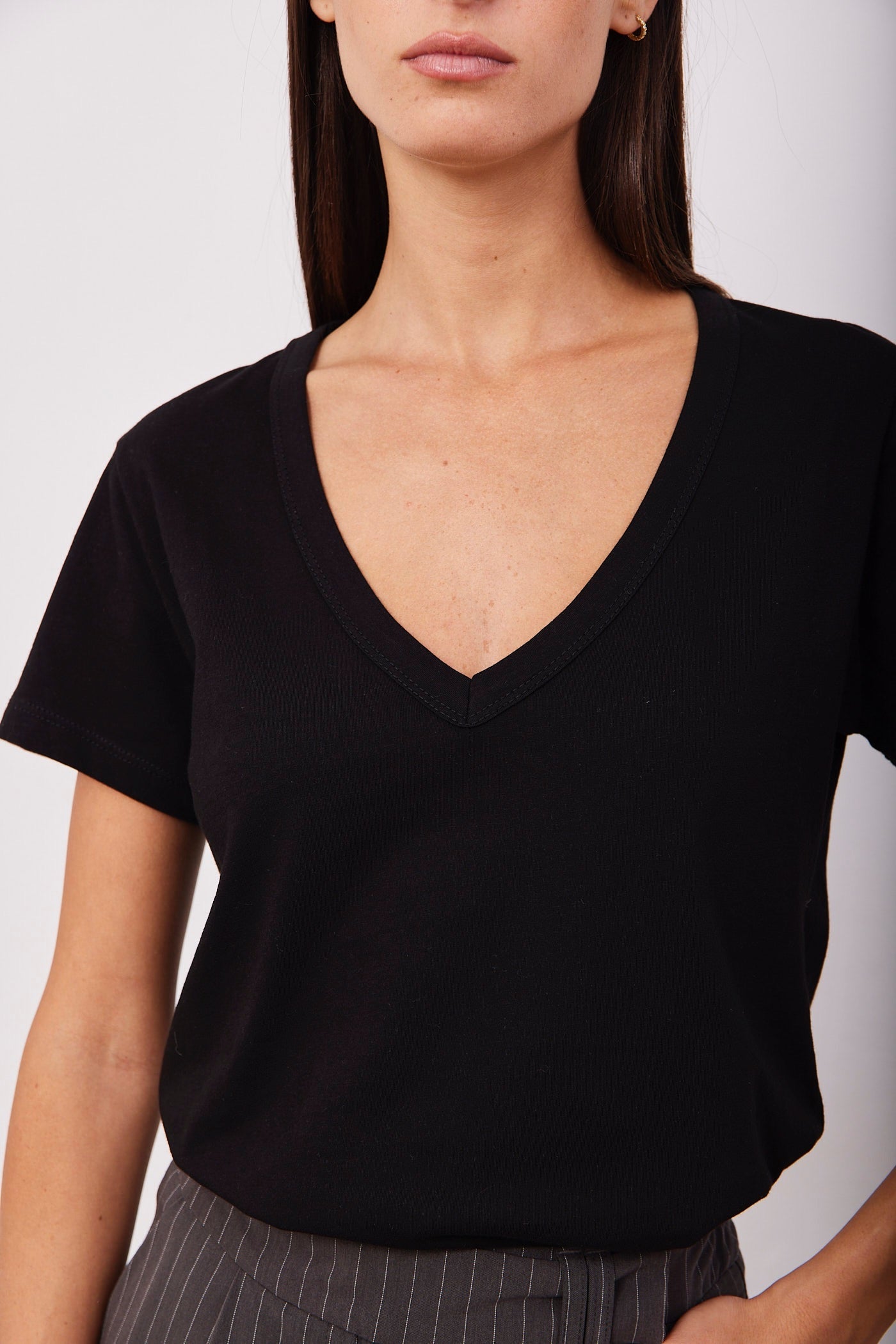 טי-שרט וי כותנה - ITAY BRANDS