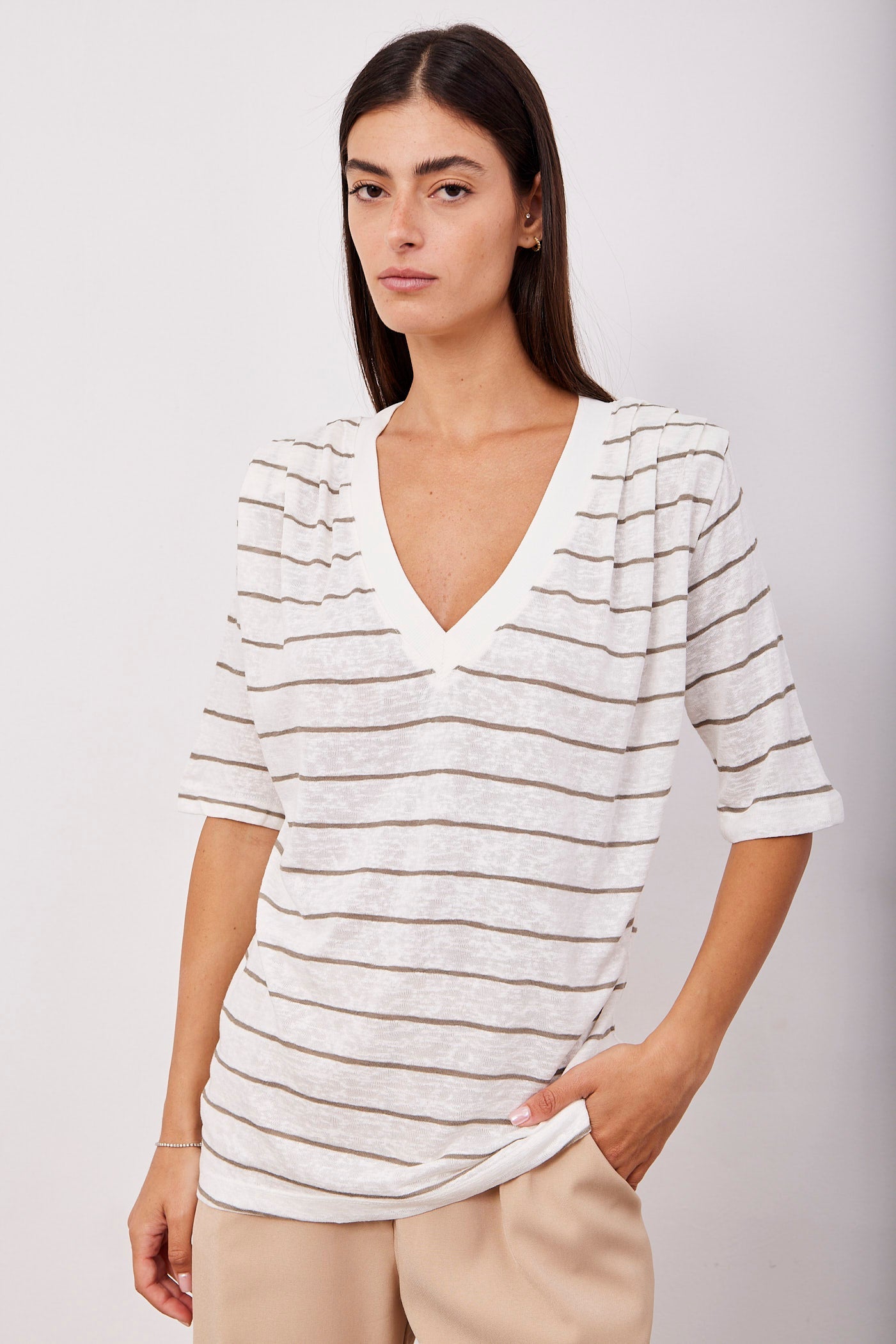 חולצת פסים וי בשילוב כריות כתפיים - ITAY BRANDS