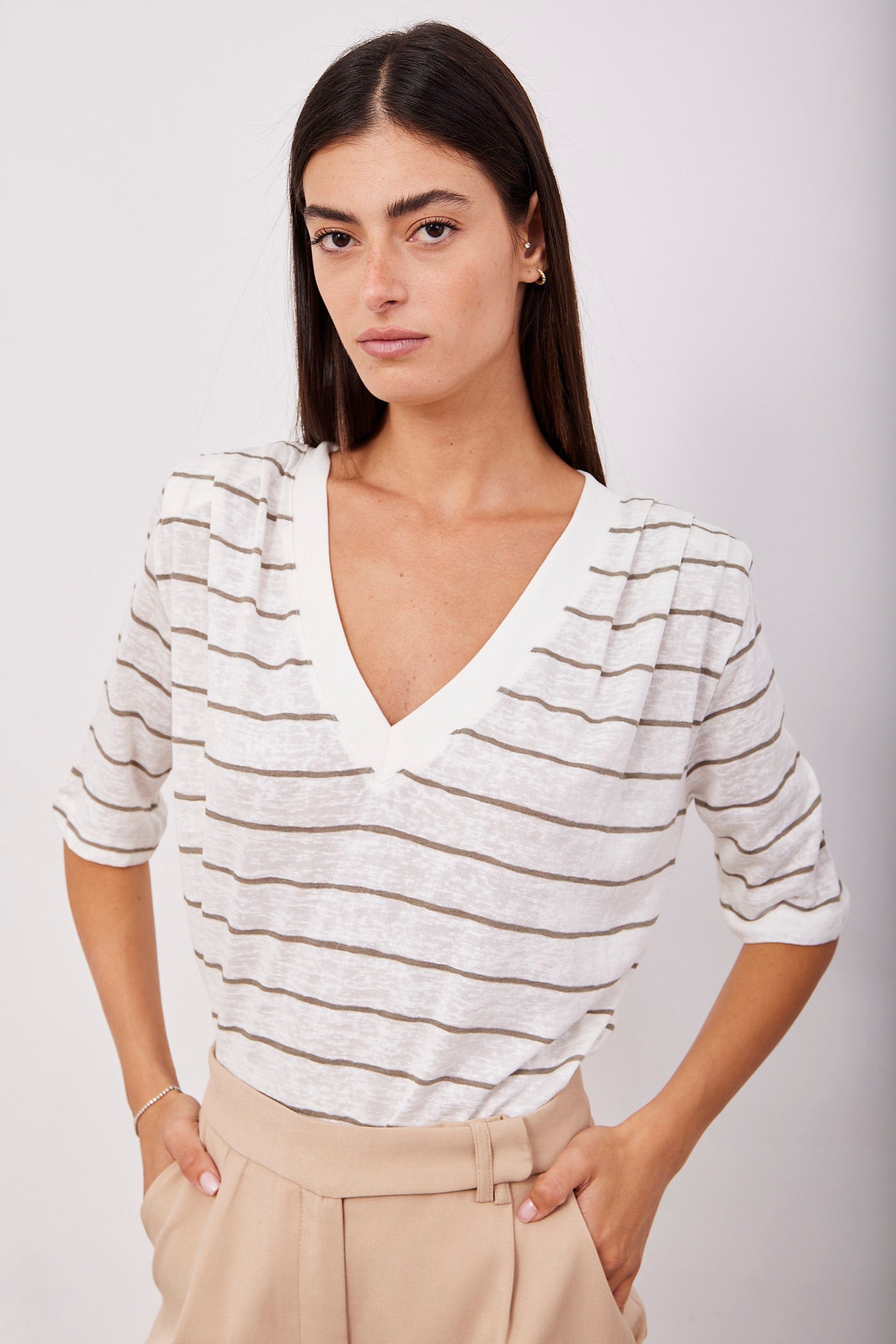 חולצת פסים וי בשילוב כריות כתפיים - ITAY BRANDS