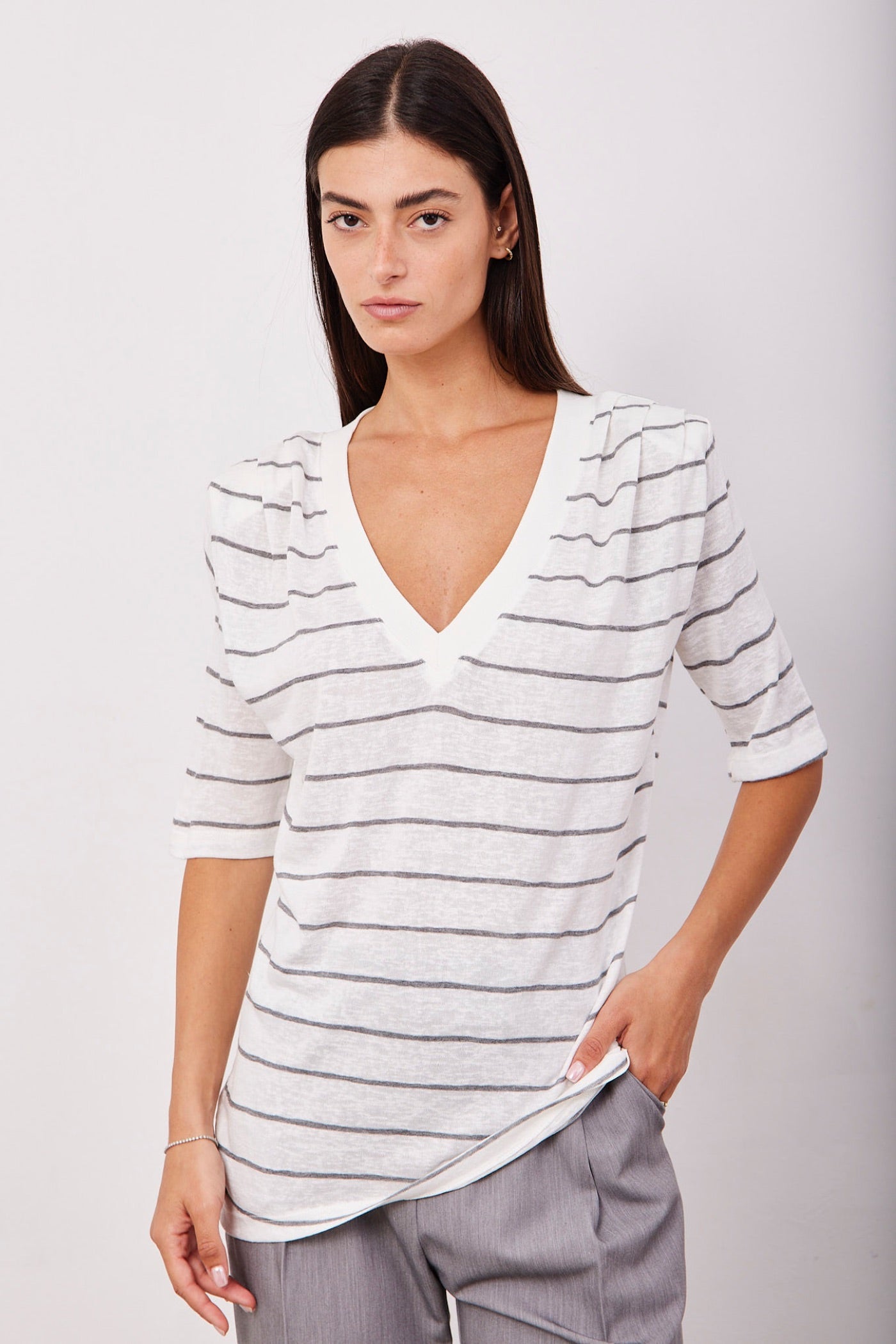 חולצת פסים וי בשילוב כריות כתפיים - ITAY BRANDS
