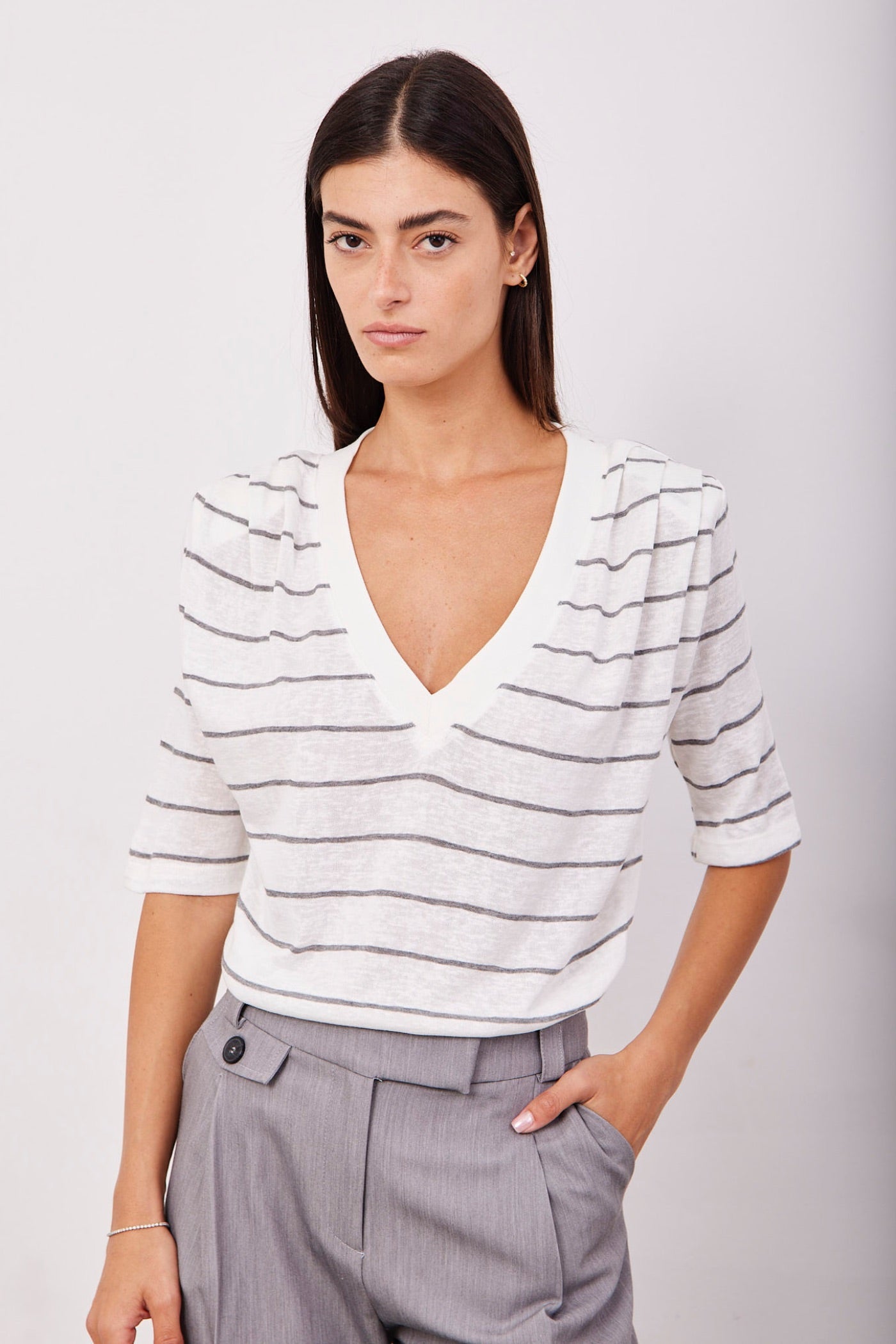 חולצת פסים וי בשילוב כריות כתפיים - ITAY BRANDS