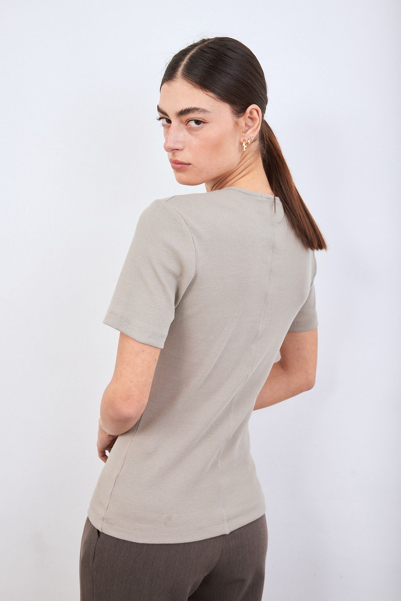 חולצת טי צמודה שרוול אמצע - ITAY BRANDS