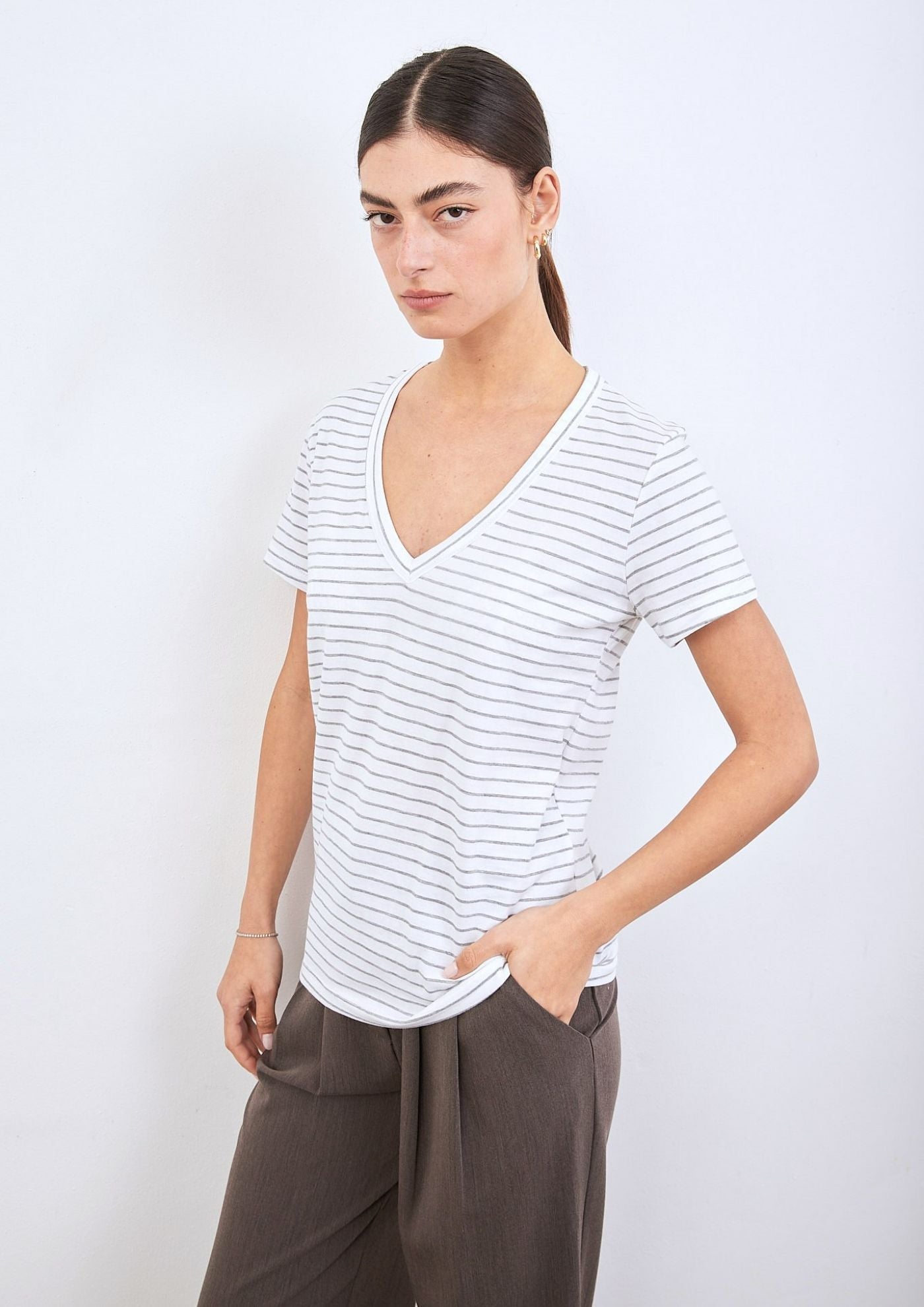 טי-שרט וי פסים - ITAY BRANDS