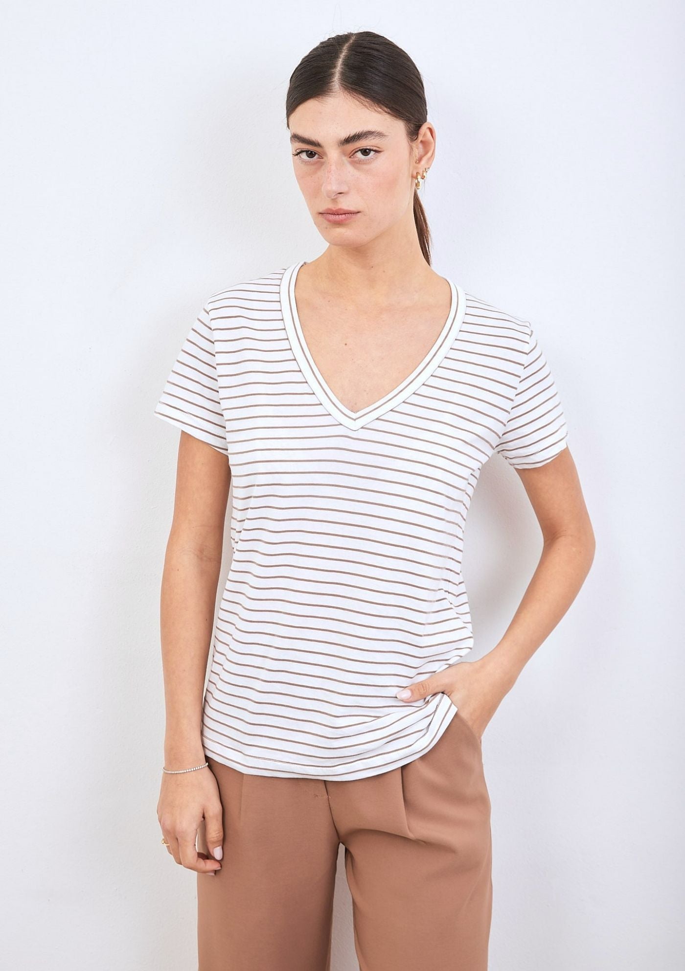 טי-שרט וי פסים - ITAY BRANDS