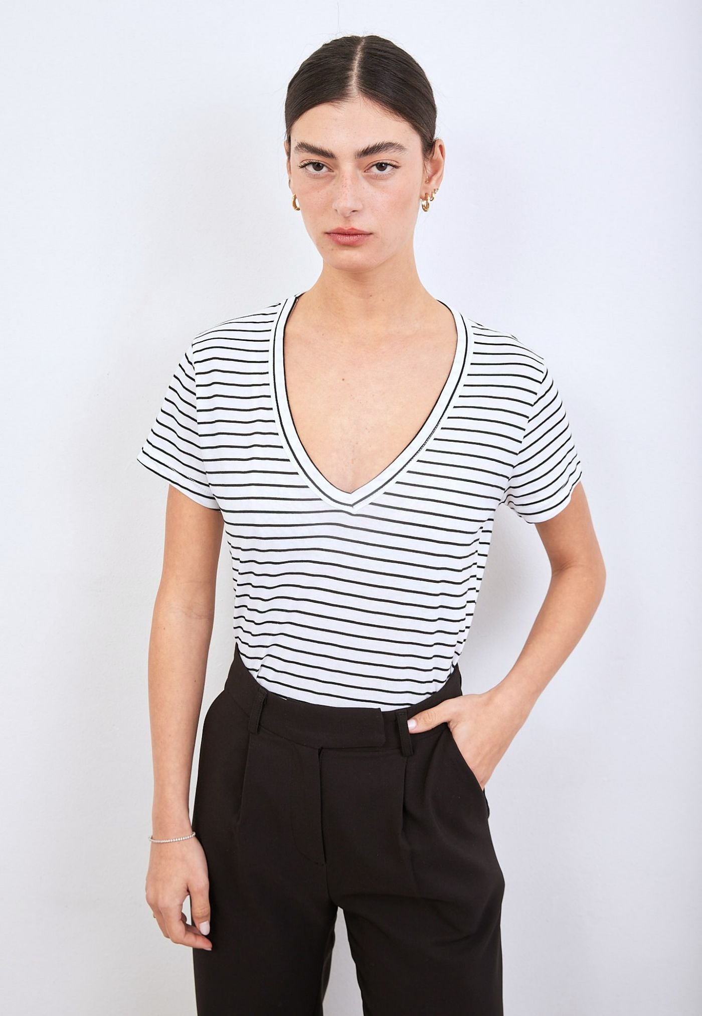 טי-שרט וי פסים - ITAY BRANDS